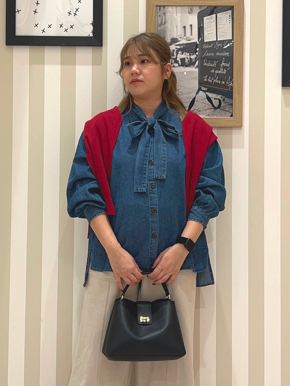 mさんの「SHOO･LA･RUE｜【S-LL/洗濯機可】華やぐデニムボウタイリボンシャツ」を使ったコーディネート
