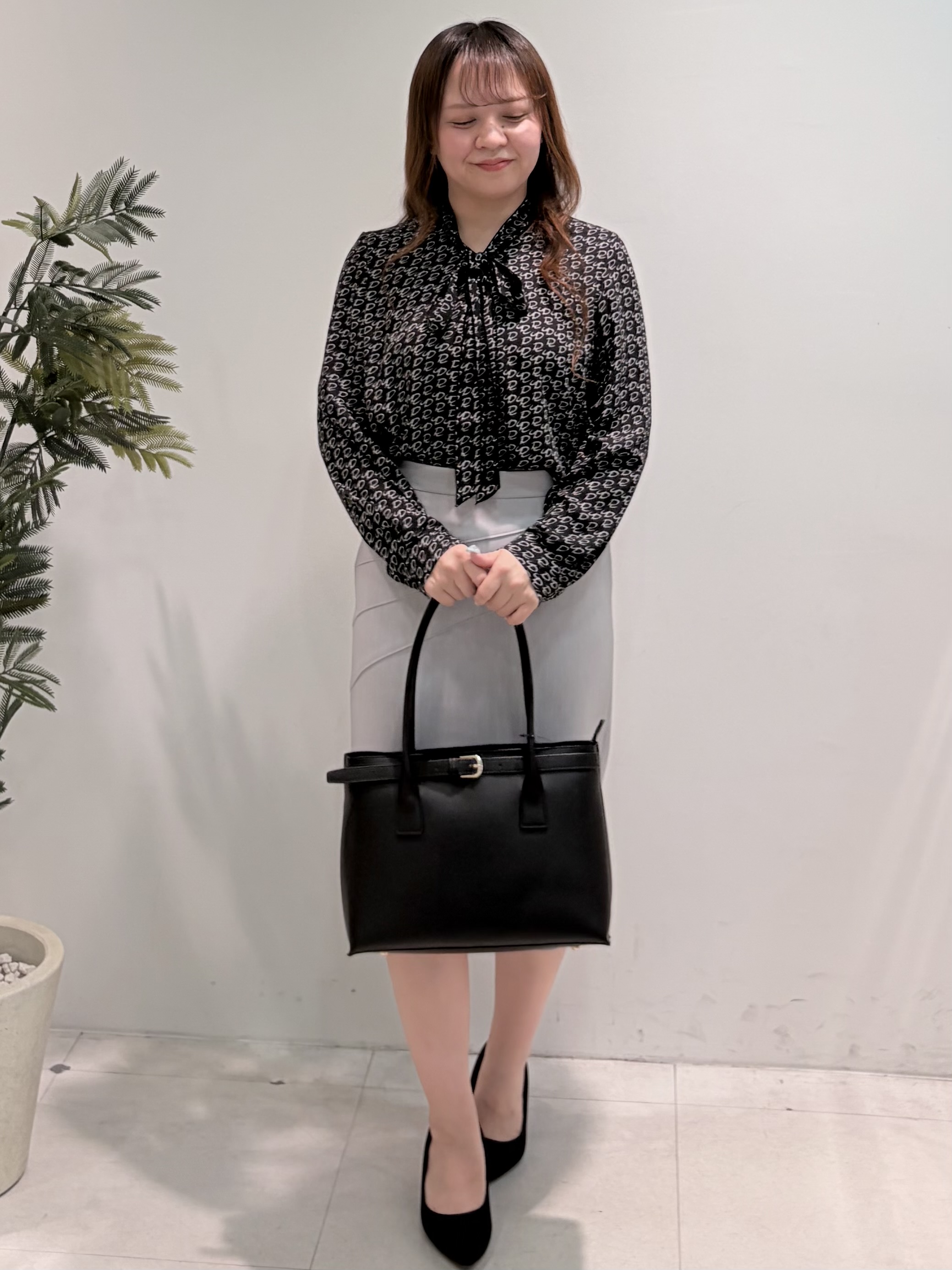 Hitomiさんの「COUP DE CHANCE｜【手洗い可／日本製】プリントボウタイ ブラウス」を使ったコーディネート