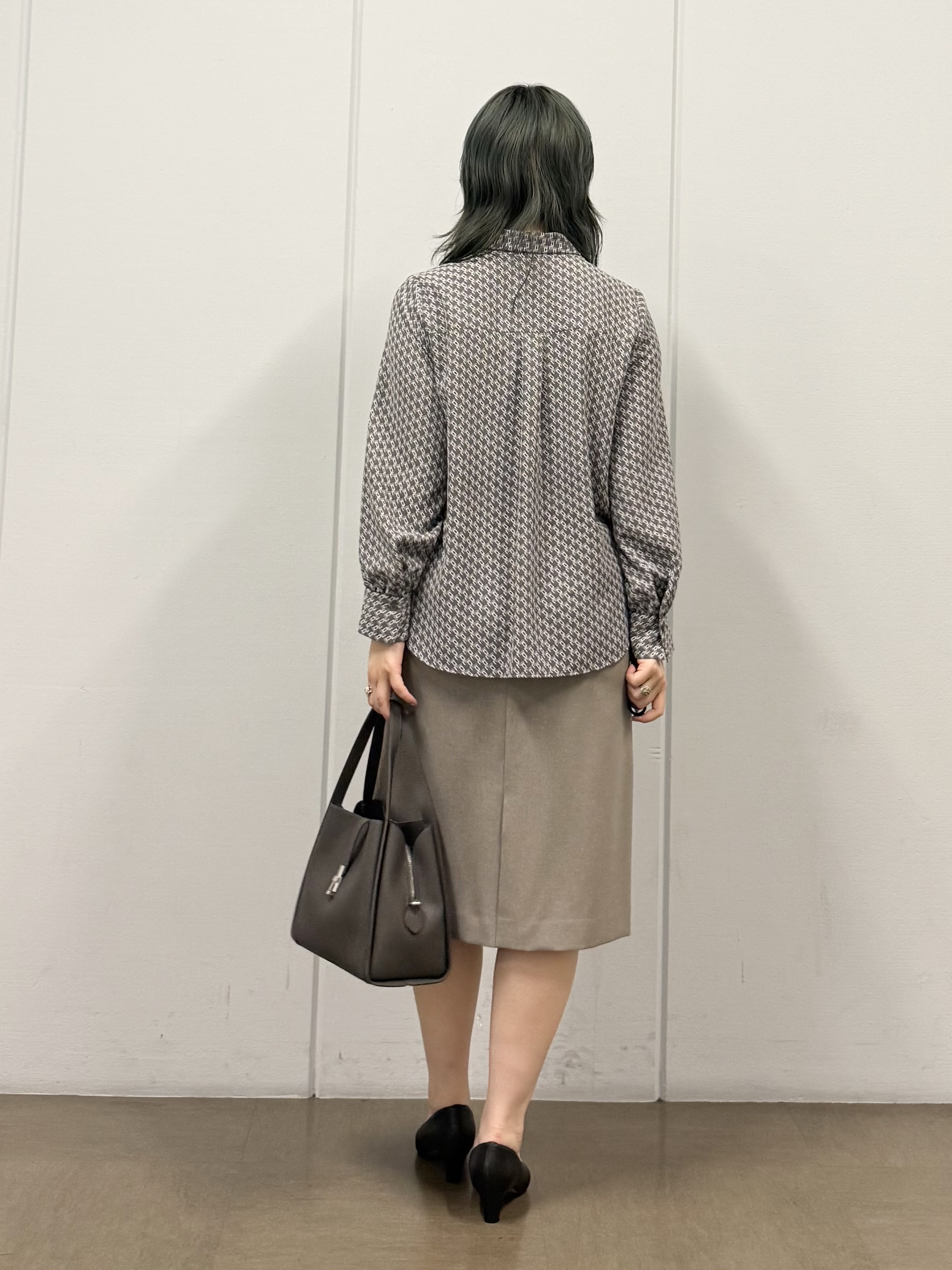 mizukiさんの「INDIVI｜【UVケア／通勤】幾何学柄ボウタイ風ブラウス」を使ったコーディネート