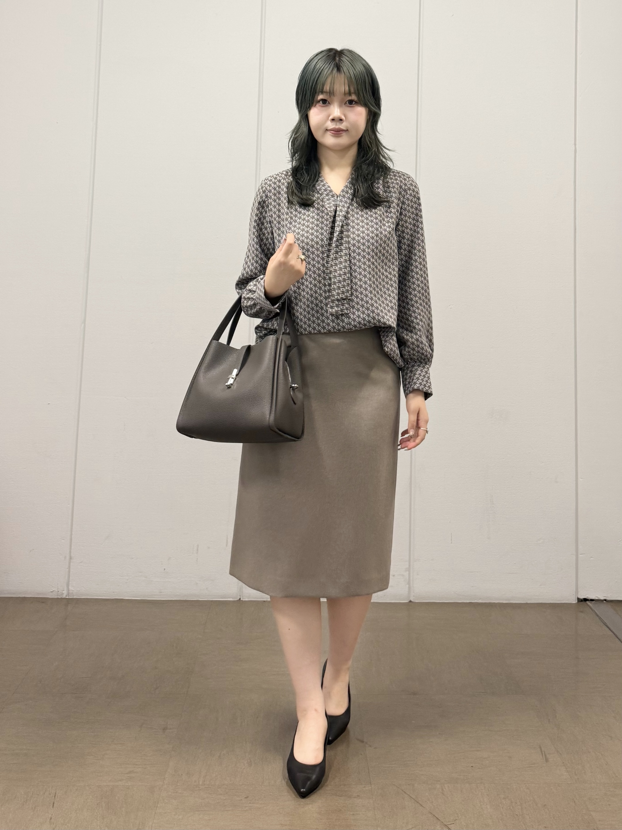 mizukiさんの「INDIVI｜【UVケア／通勤】幾何学柄ボウタイ風ブラウス」を使ったコーディネート