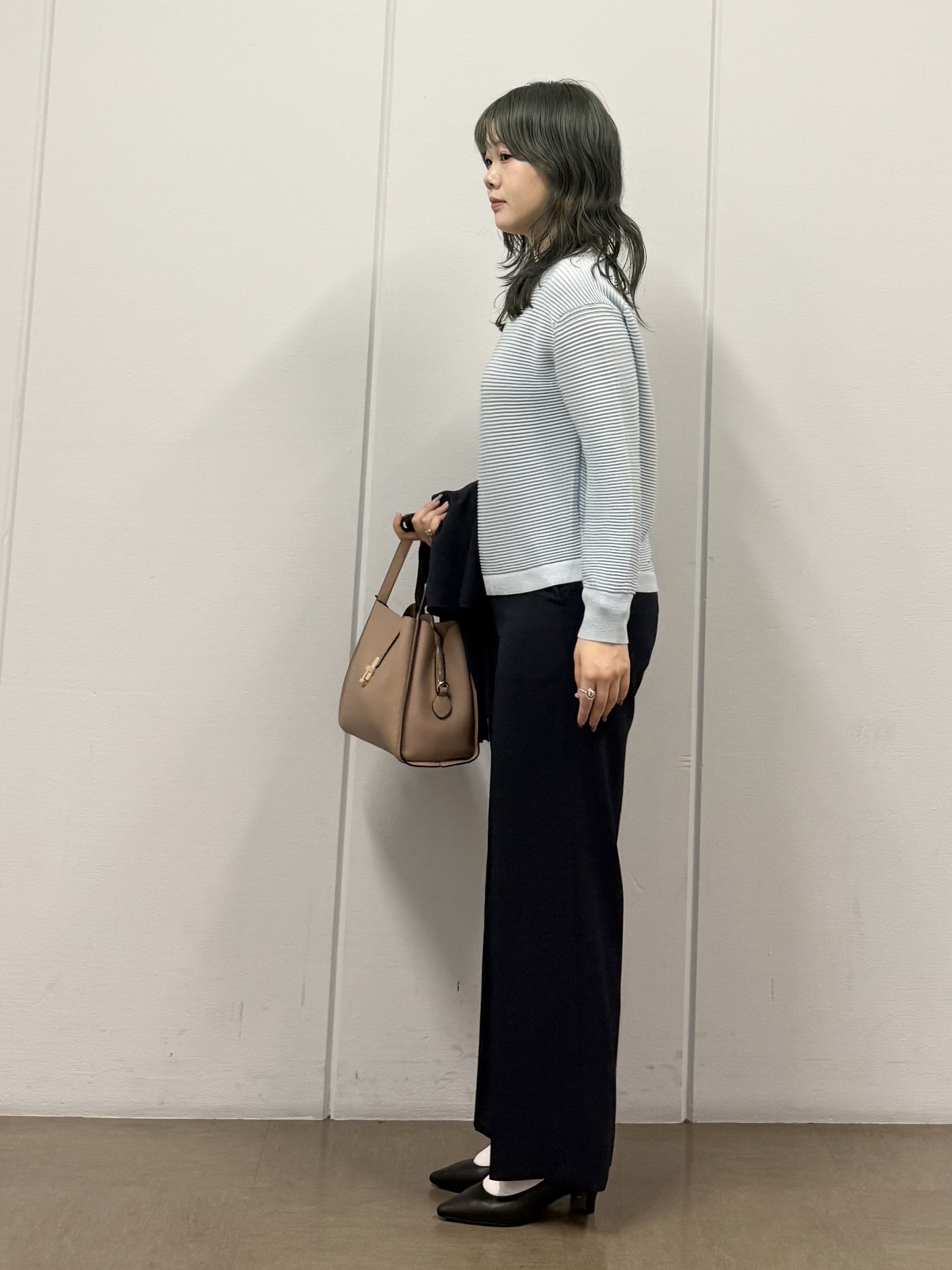 mizukiさんの「INDIVI｜◆【ウール混／体型カバー】ラメガーター編み Vネックニット」を使ったコーディネート