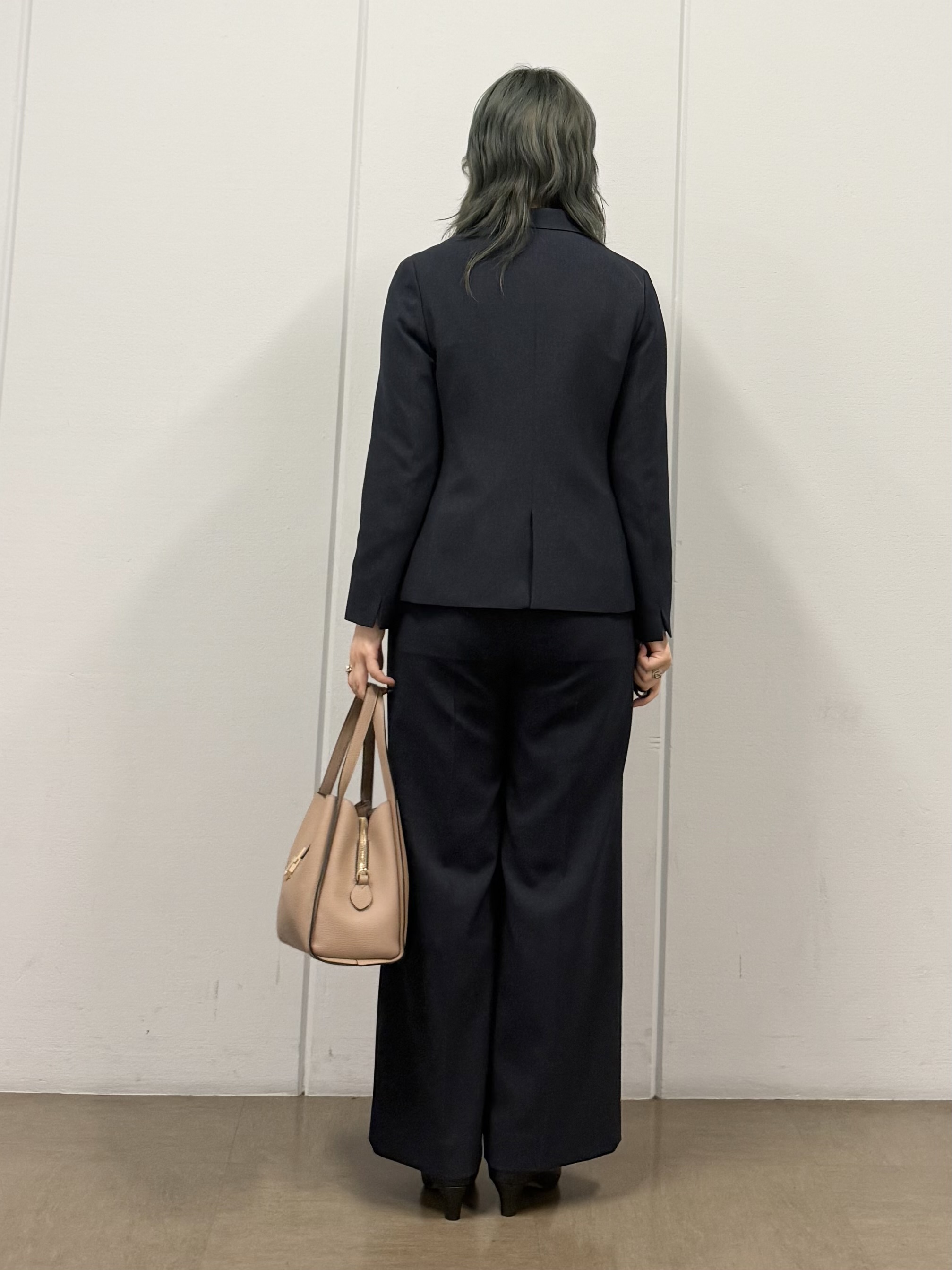mizukiさんの「INDIVI｜◆【ウール混／体型カバー】ラメガーター編み Vネックニット」を使ったコーディネート