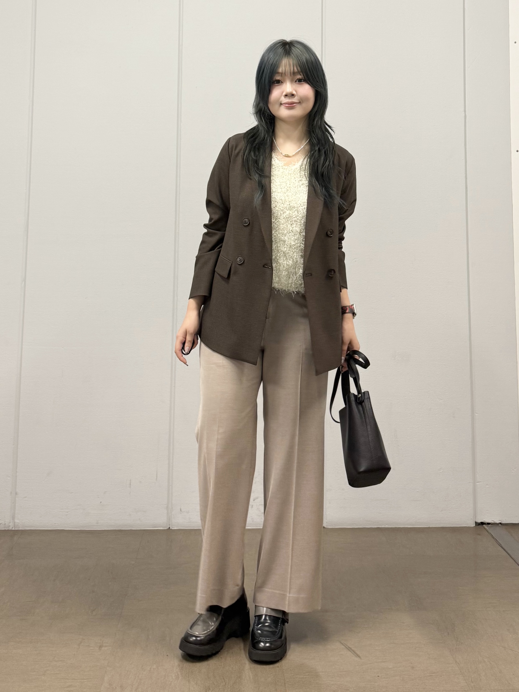 mizukiさんの「INDIVI｜【洗える】ファンシーヤーンVネックニットベスト」を使ったコーディネート