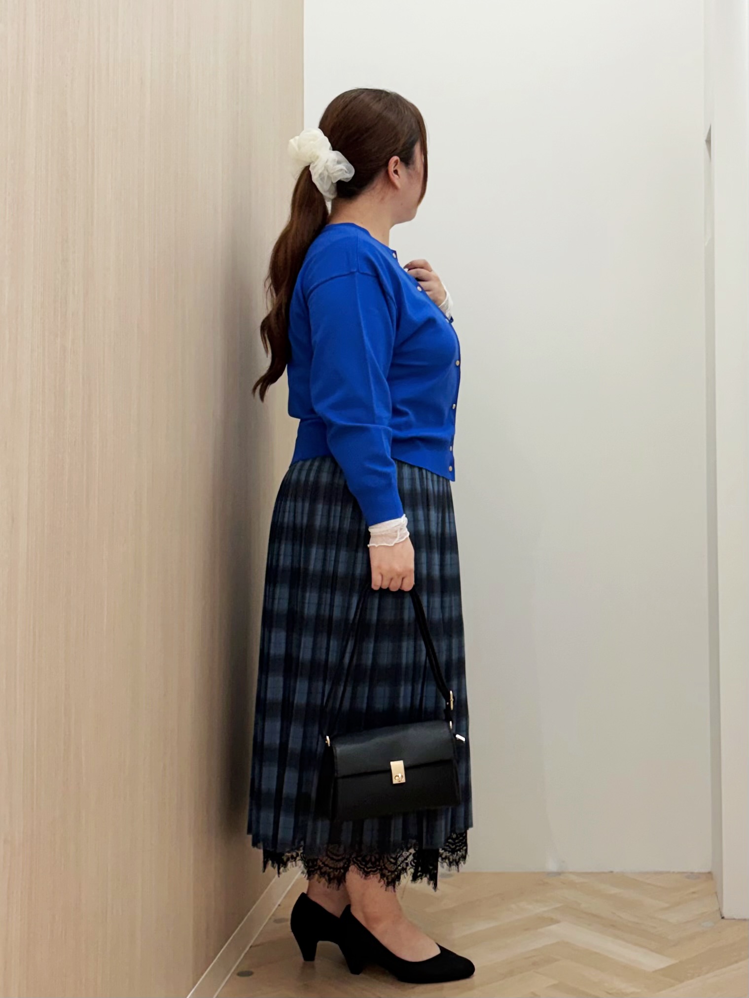 akariさんの「grove｜【前後2WAY】さりげなく、上品にきらめく ニットカーディガン」を使ったコーディネート