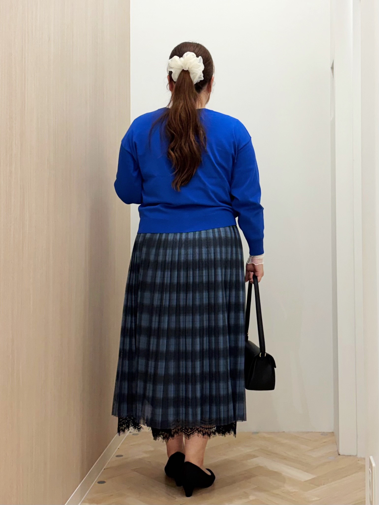 akariさんの「grove｜【前後2WAY】さりげなく、上品にきらめく ニットカーディガン」を使ったコーディネート