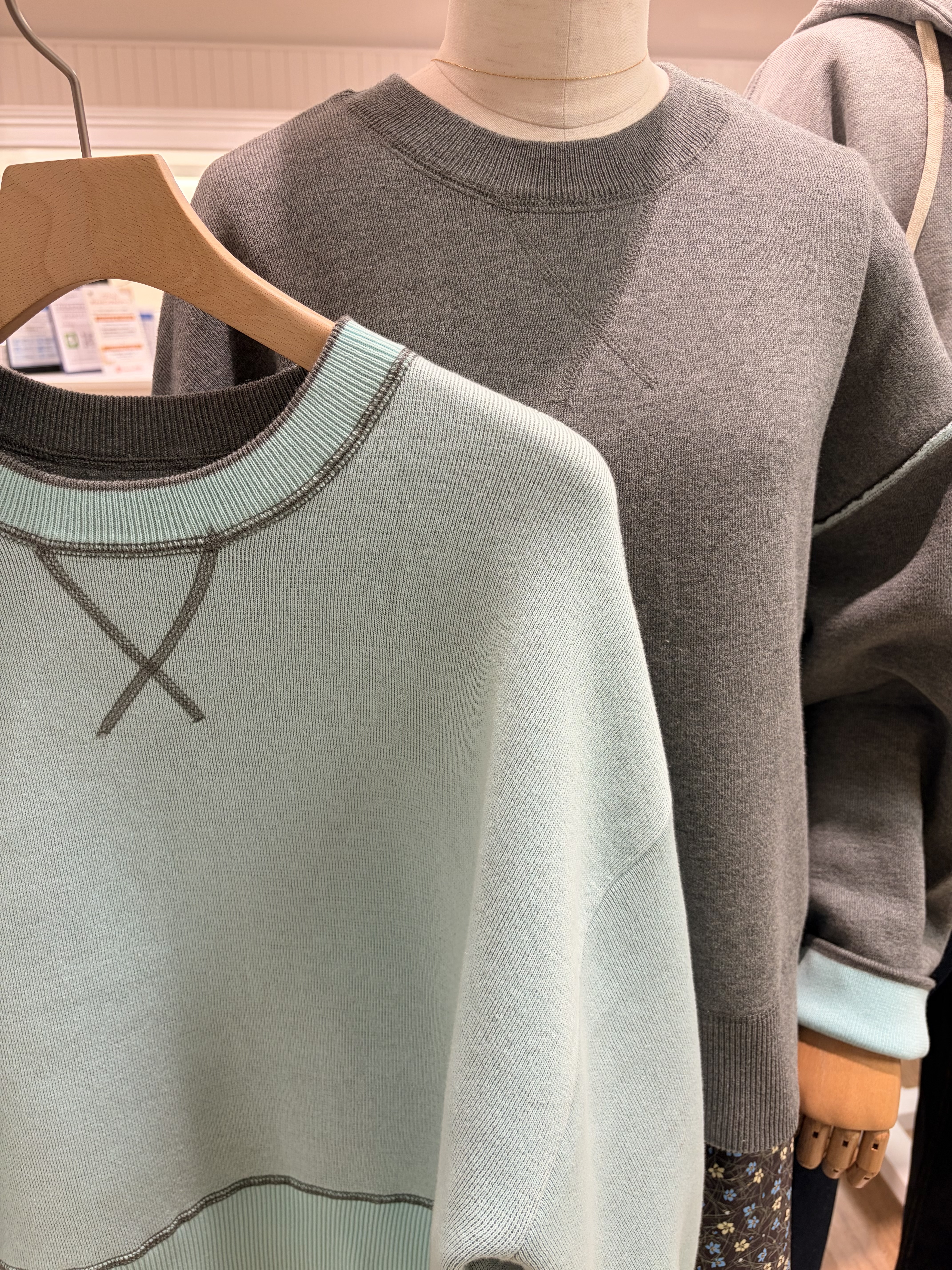 ISOさんの「Dessin｜【2WAY/洗濯機OK/XS-L】配色リバーシブル コットンジャカード クルーネックニット」を使ったコーディネート