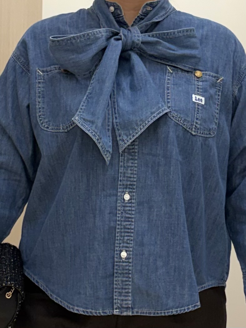 akariさんの「grove｜【Lee&times;grove別注】DENIM BOWTIE SHIRTS」を使ったコーディネート
