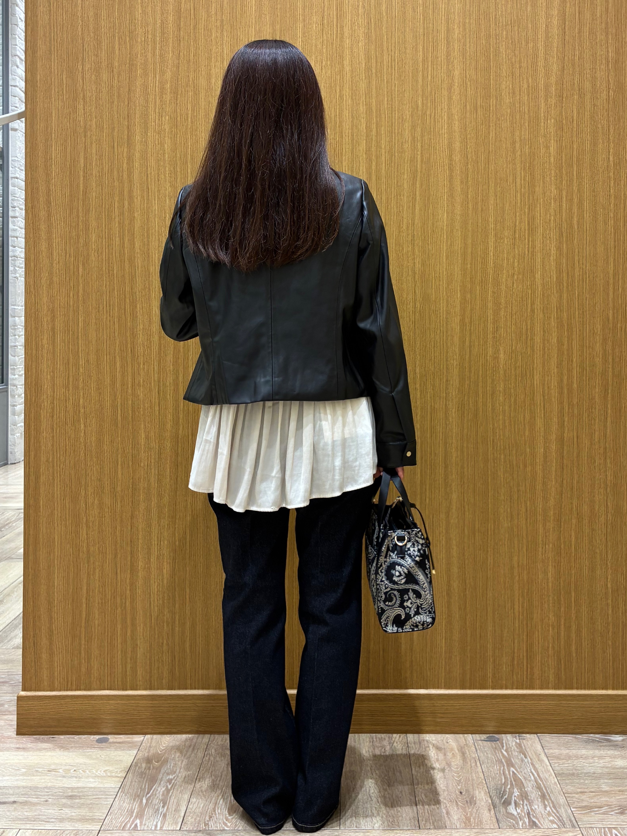 tomoさんの「OPAQUE.CLIP｜【洗える】レザー調／スウェード風ノーカラーブルゾン」を使ったコーディネート