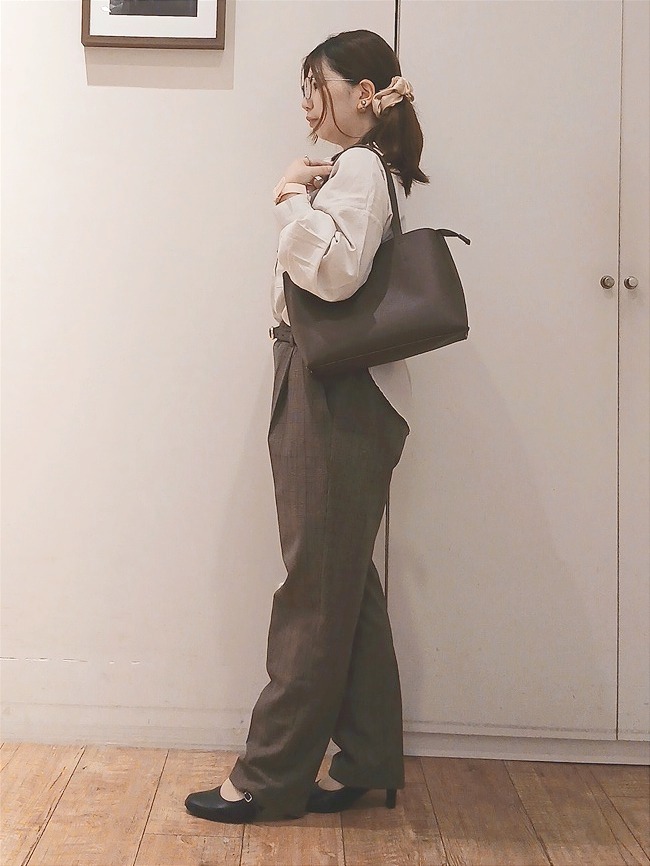 Riranさんの「SHOO･LA･RUE｜【洗濯後しわになりにくい/S-LL】こなれ見え ゆるっと キーネック金ボタンポケットシャツ」を使ったコーディネート