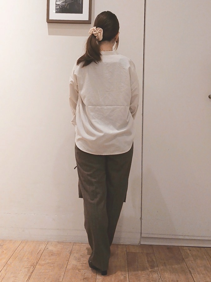 Riranさんの「SHOO･LA･RUE｜【洗濯後しわになりにくい/S-LL】こなれ見え ゆるっと キーネック金ボタンポケットシャツ」を使ったコーディネート