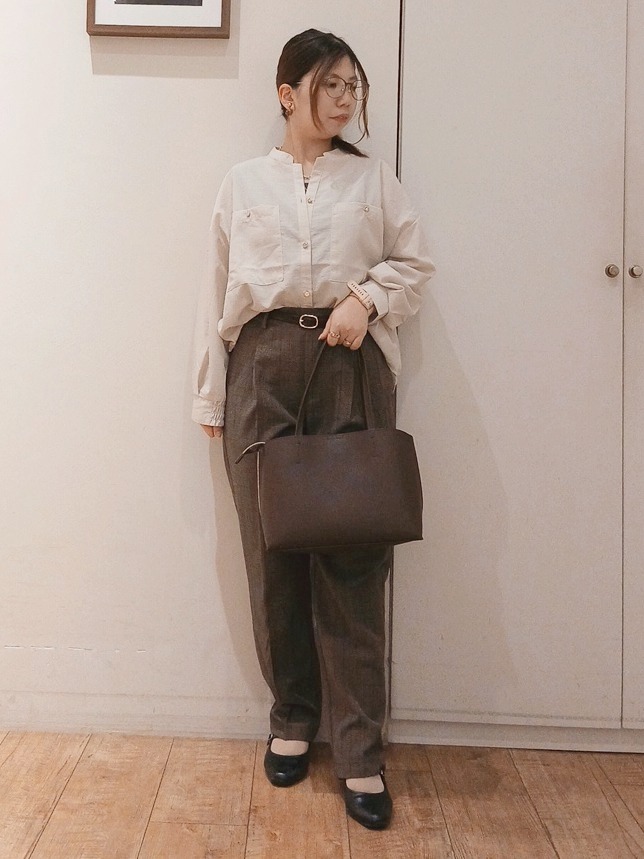 Riranさんの「SHOO･LA･RUE｜【洗濯後しわになりにくい/S-LL】こなれ見え ゆるっと キーネック金ボタンポケットシャツ」を使ったコーディネート