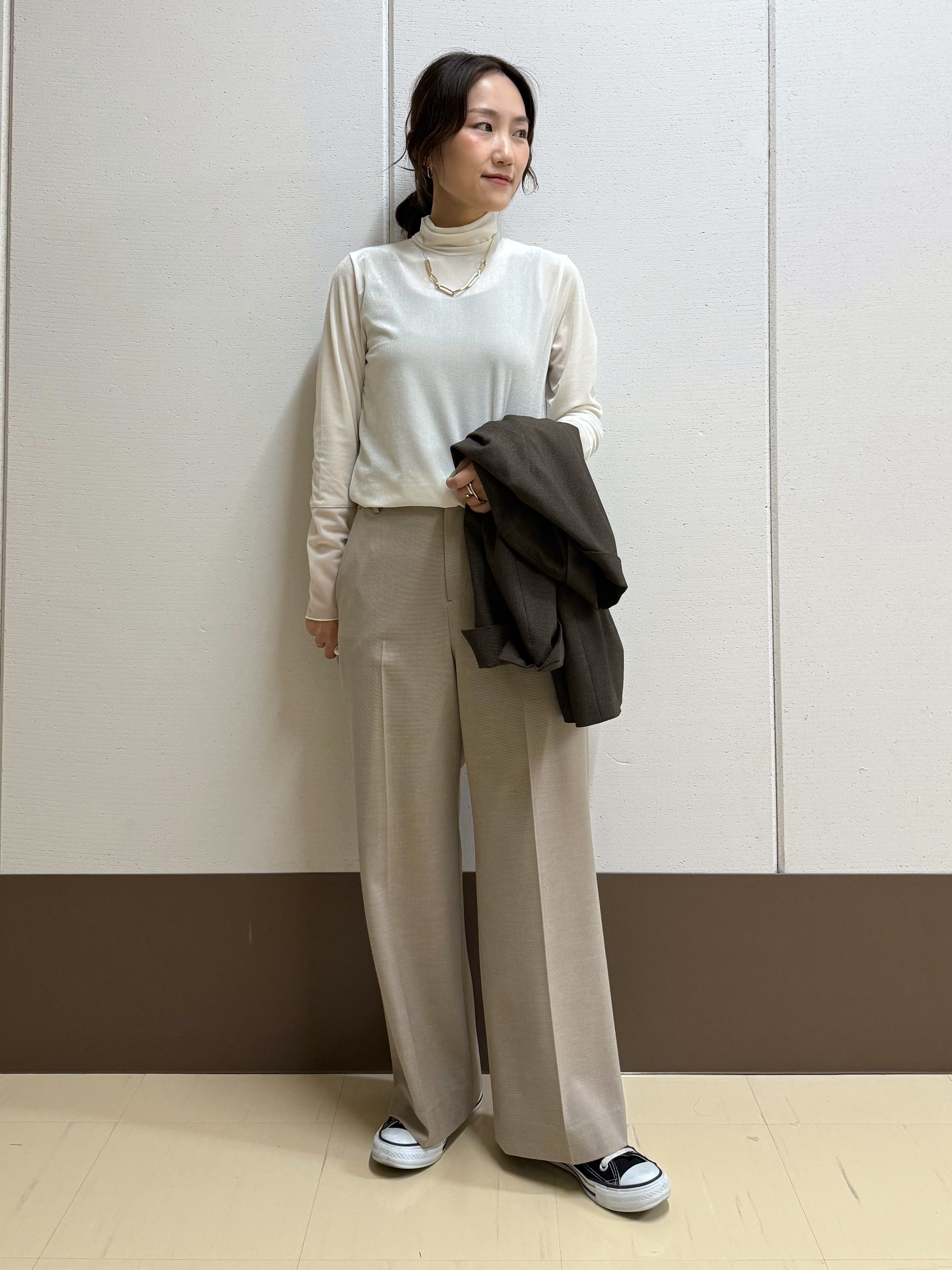 mamiさんの「INDIVI｜【レイヤード／袖口シアー／日本製】ベロアジャージトップス」を使ったコーディネート