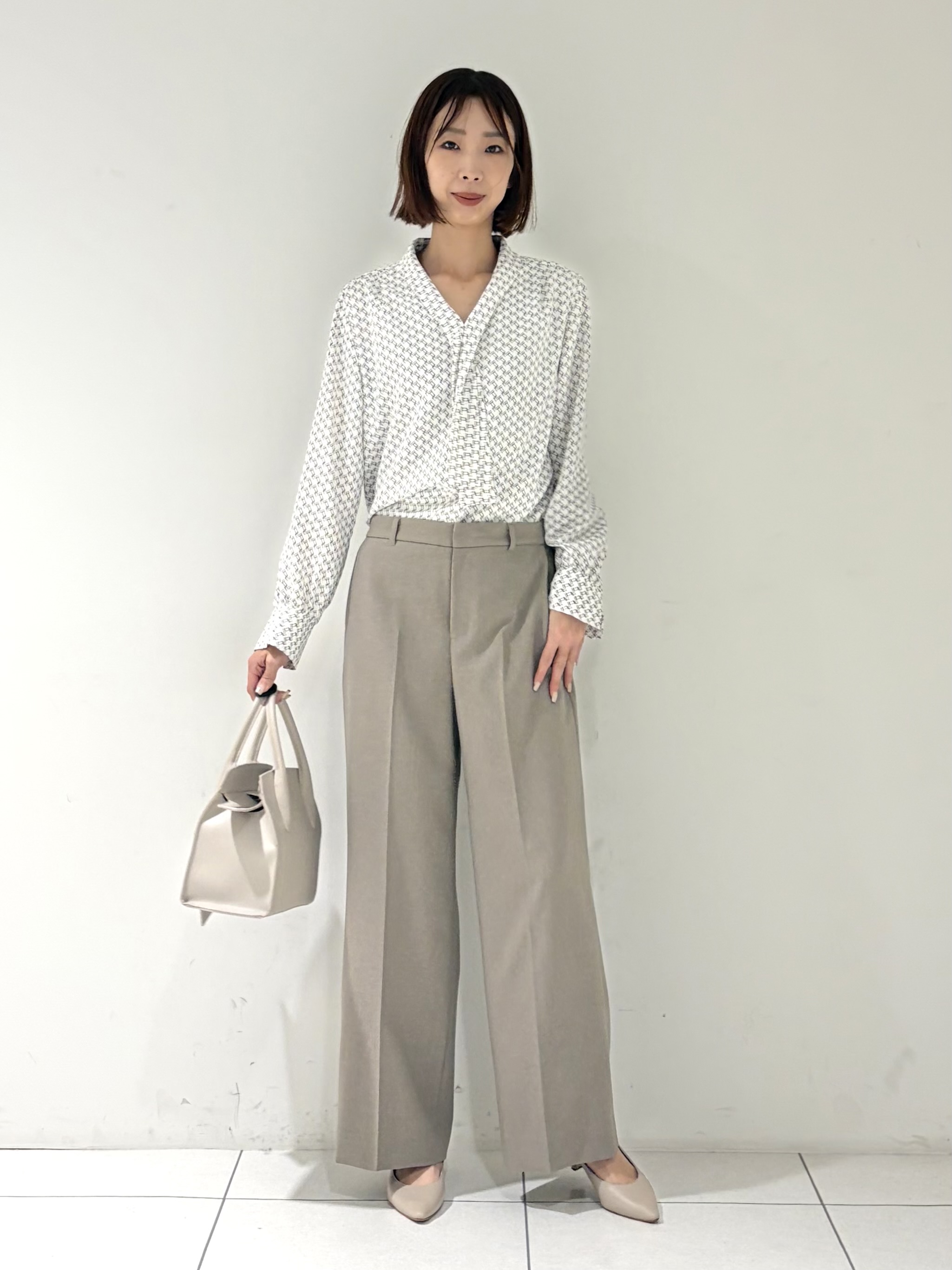 shioriさんの「INDIVI｜【UVケア／通勤】幾何学柄ボウタイ風ブラウス」を使ったコーディネート