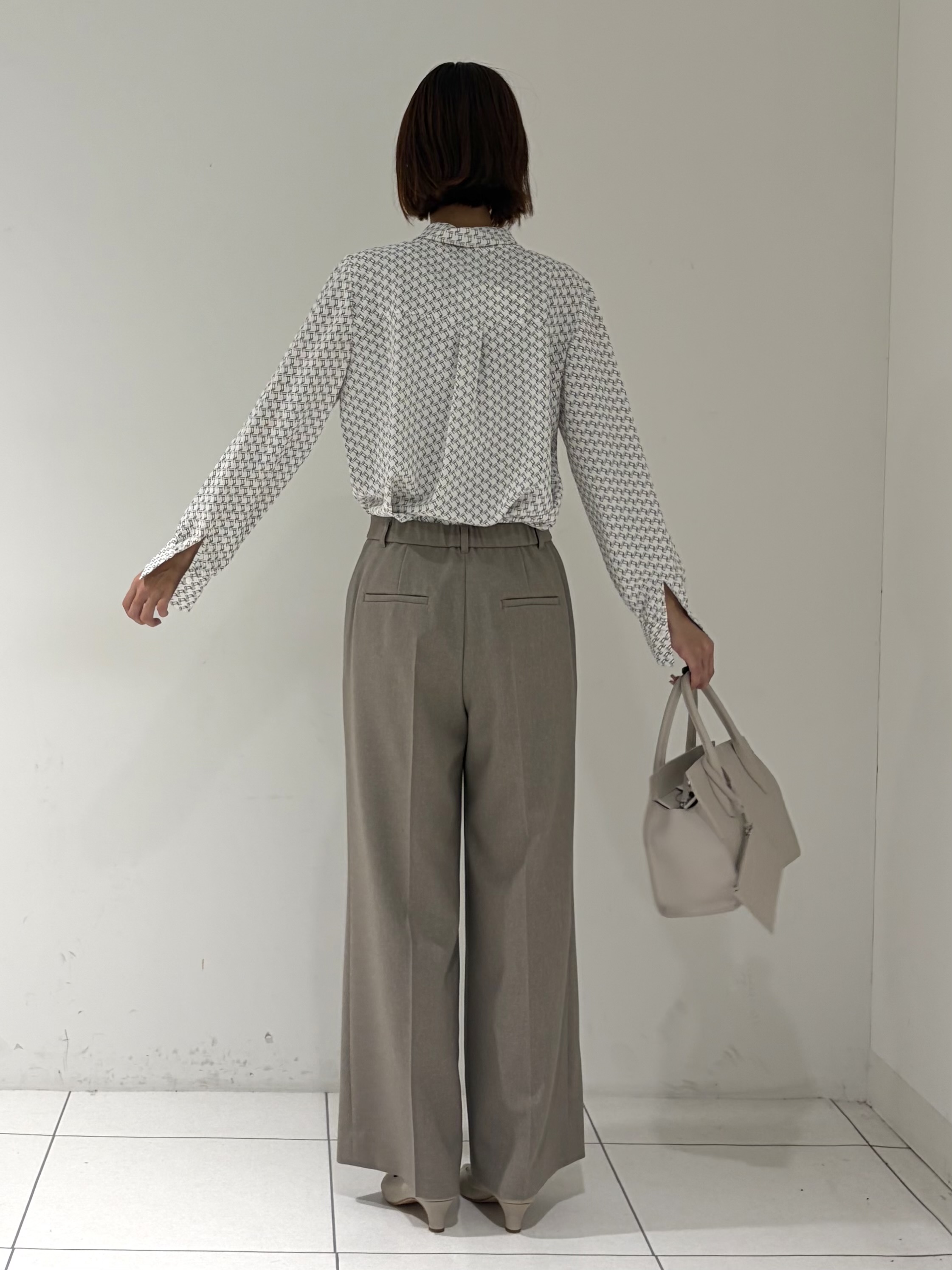shioriさんの「INDIVI｜【UVケア／通勤】幾何学柄ボウタイ風ブラウス」を使ったコーディネート