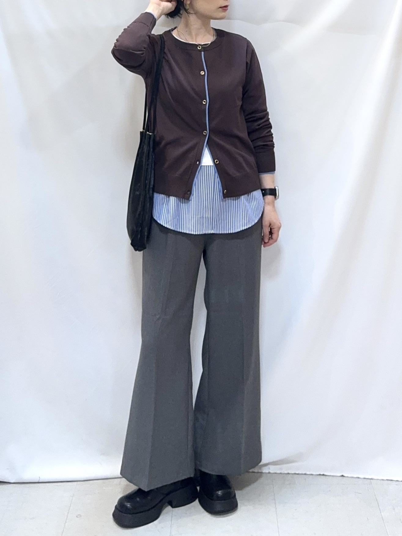 𝐇𝐢𝐫𝐨𝐦𝐢さんの「SHOO･LA･RUE｜【S-LL/洗濯機可】レイヤード風でこなれ見え 配色カーディガン」を使ったコーディネート
