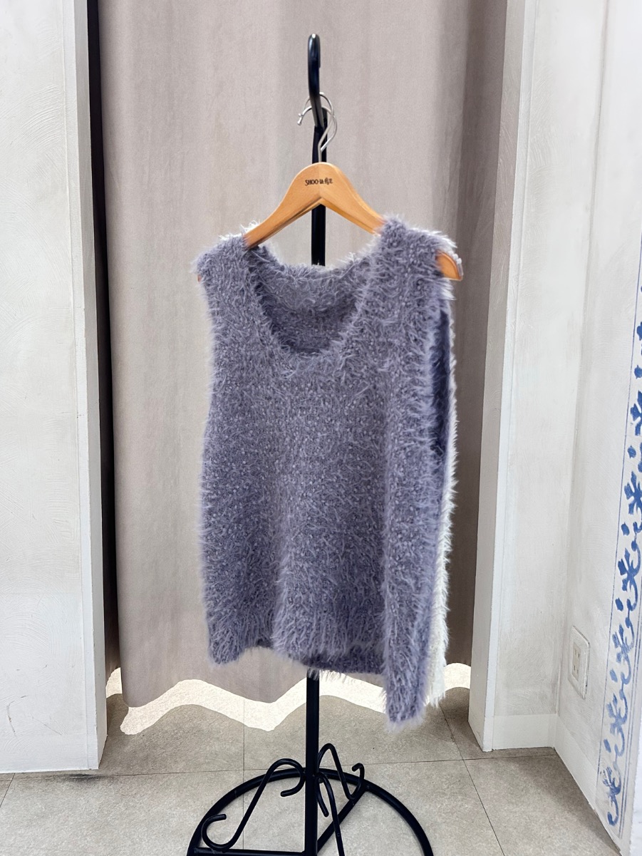 Yossyさんの「SHOO･LA･RUE｜【洗濯機可】重ねるだけで華やかに。ポンポンシャギーベスト」を使ったコーディネート