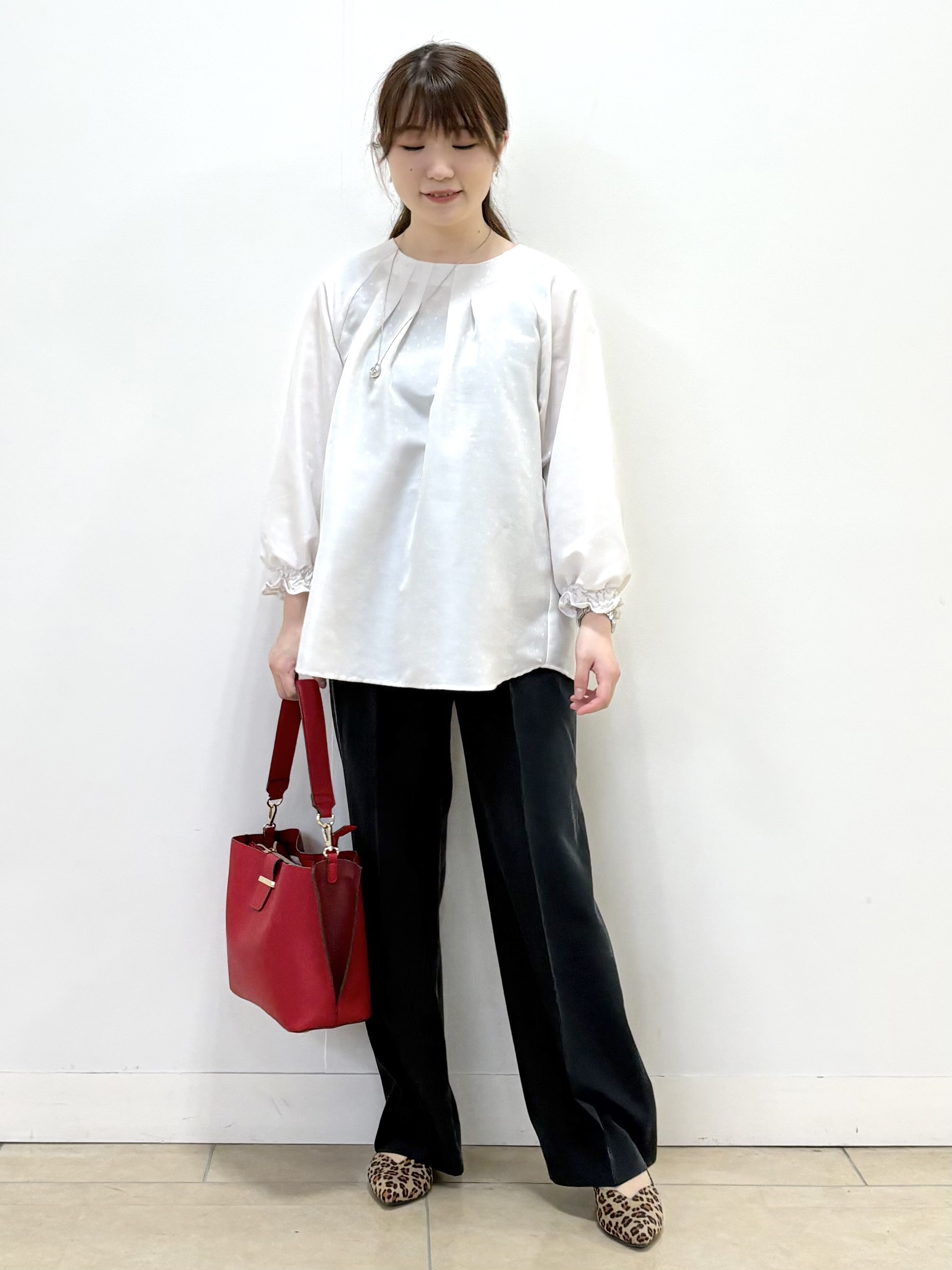 mikiさんの「Reflect｜タックデザイン ラグランスリーブブラウス」を使ったコーディネート
