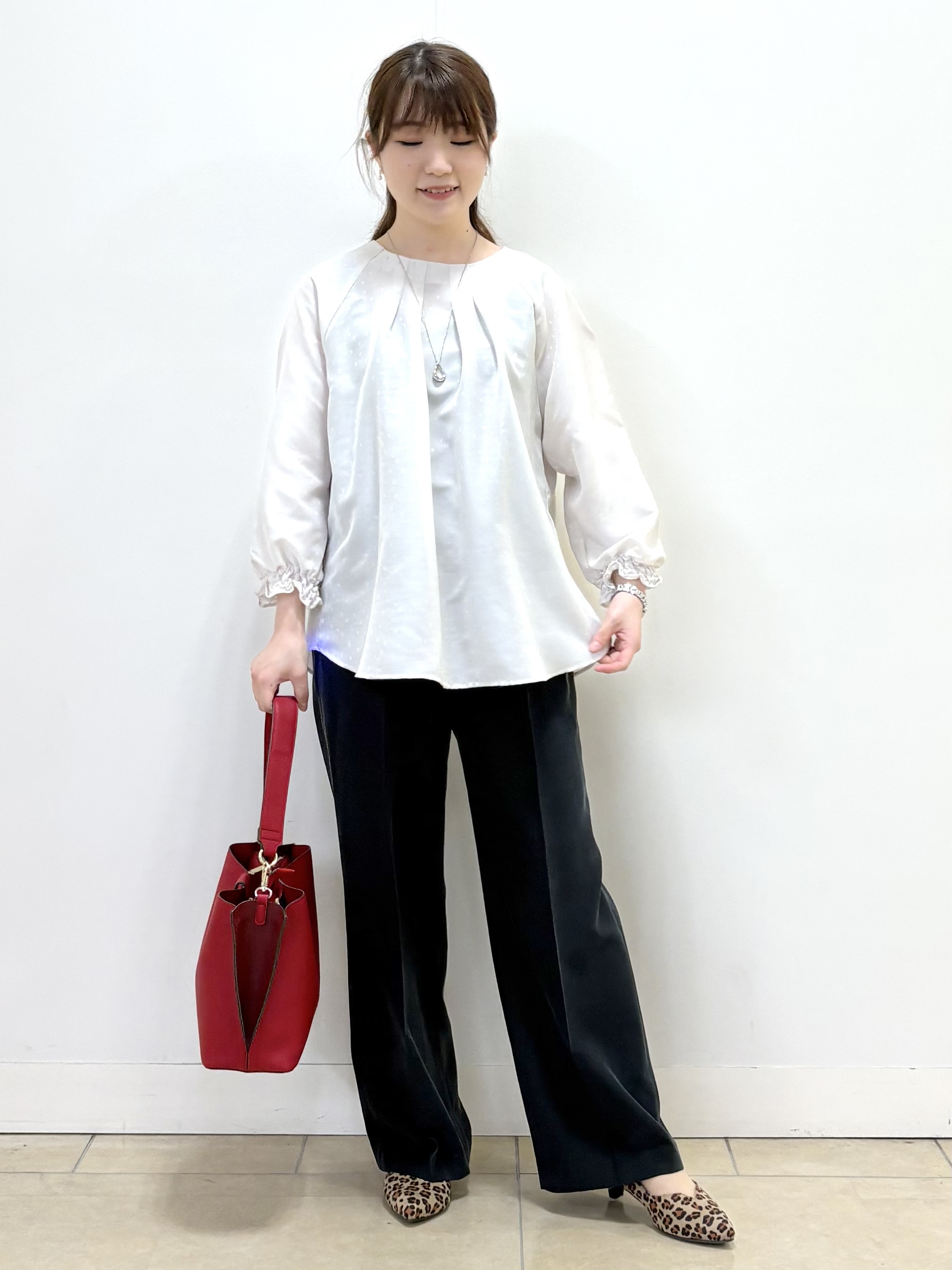 mikiさんの「Reflect｜タックデザイン ラグランスリーブブラウス」を使ったコーディネート