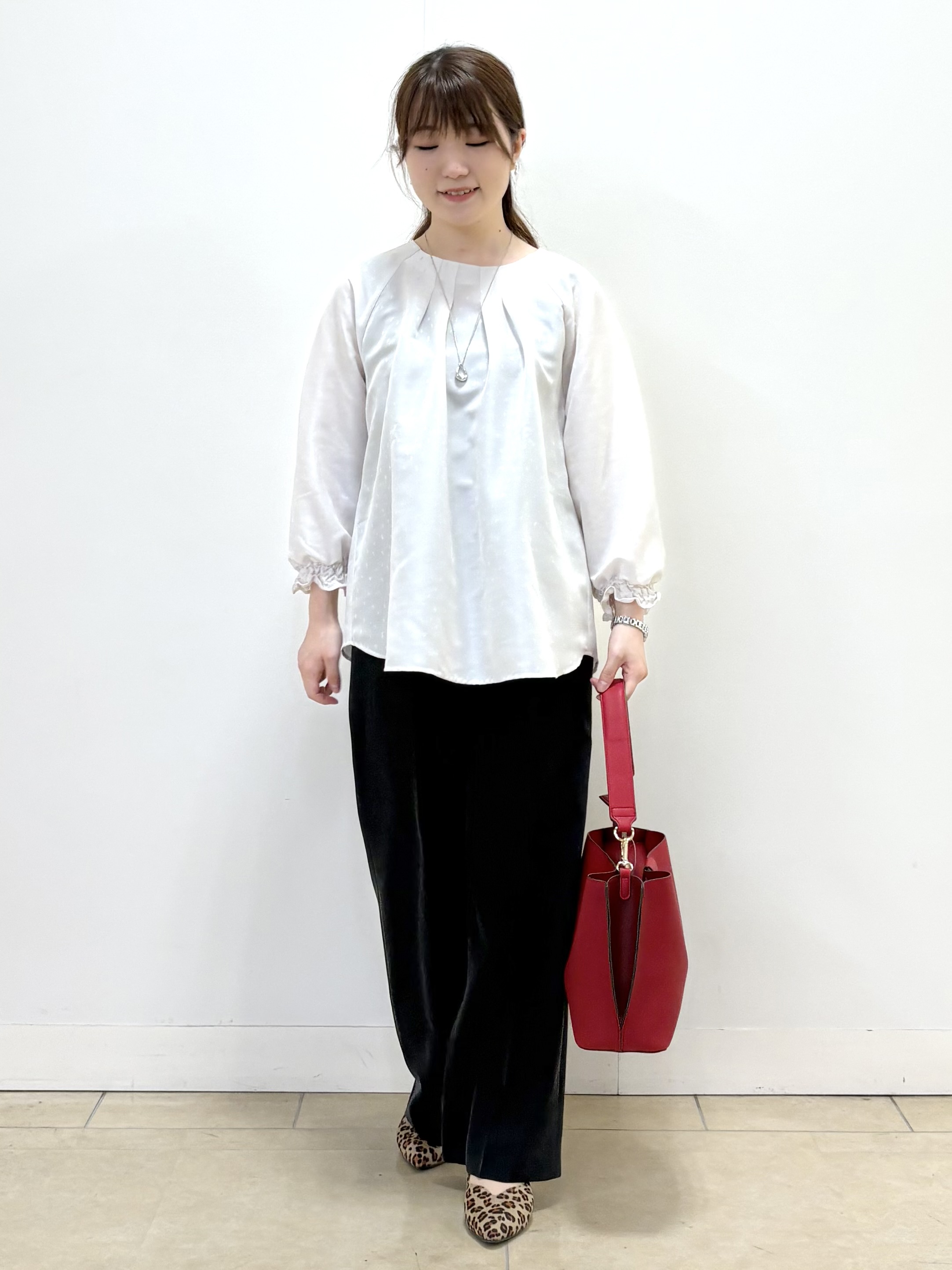 mikiさんの「Reflect｜タックデザイン ラグランスリーブブラウス」を使ったコーディネート