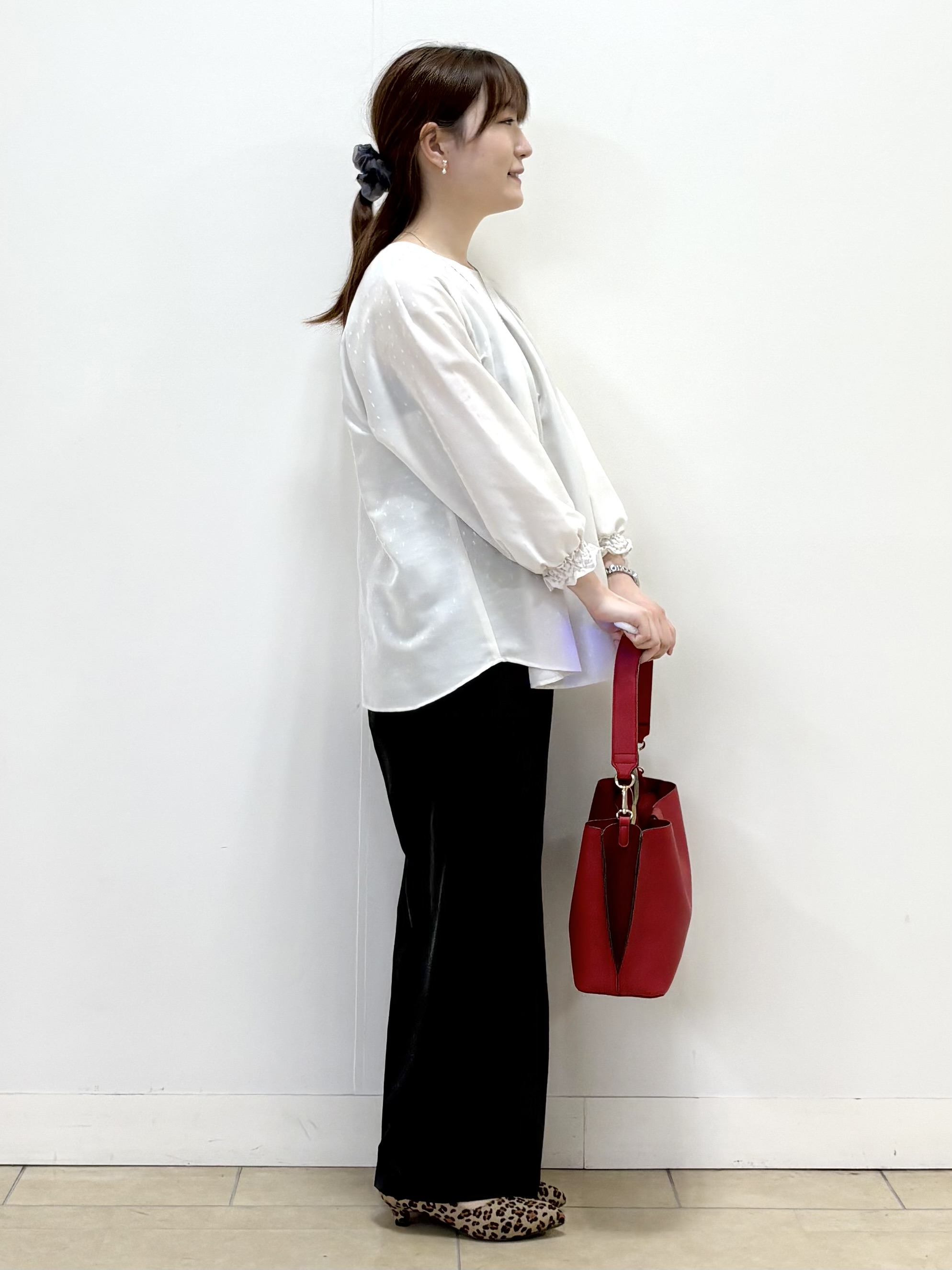 mikiさんの「Reflect｜タックデザイン ラグランスリーブブラウス」を使ったコーディネート