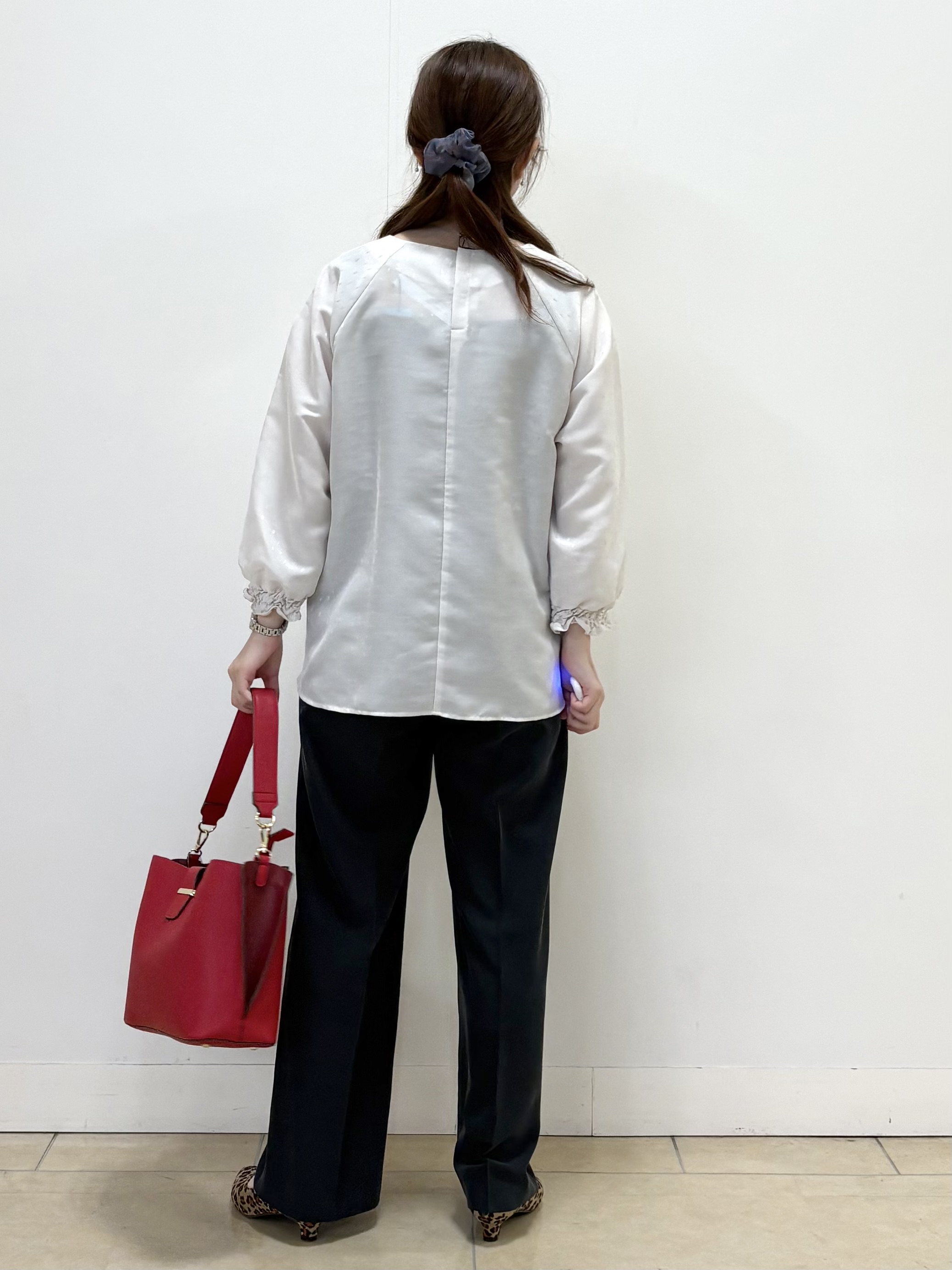 mikiさんの「Reflect｜タックデザイン ラグランスリーブブラウス」を使ったコーディネート