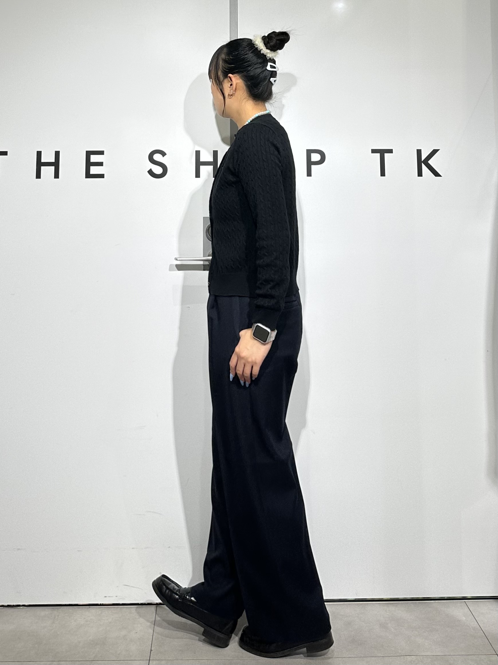 cottonさんの「THE SHOP TK｜POLO BCS/ケーブルクルーカーディガン」を使ったコーディネート