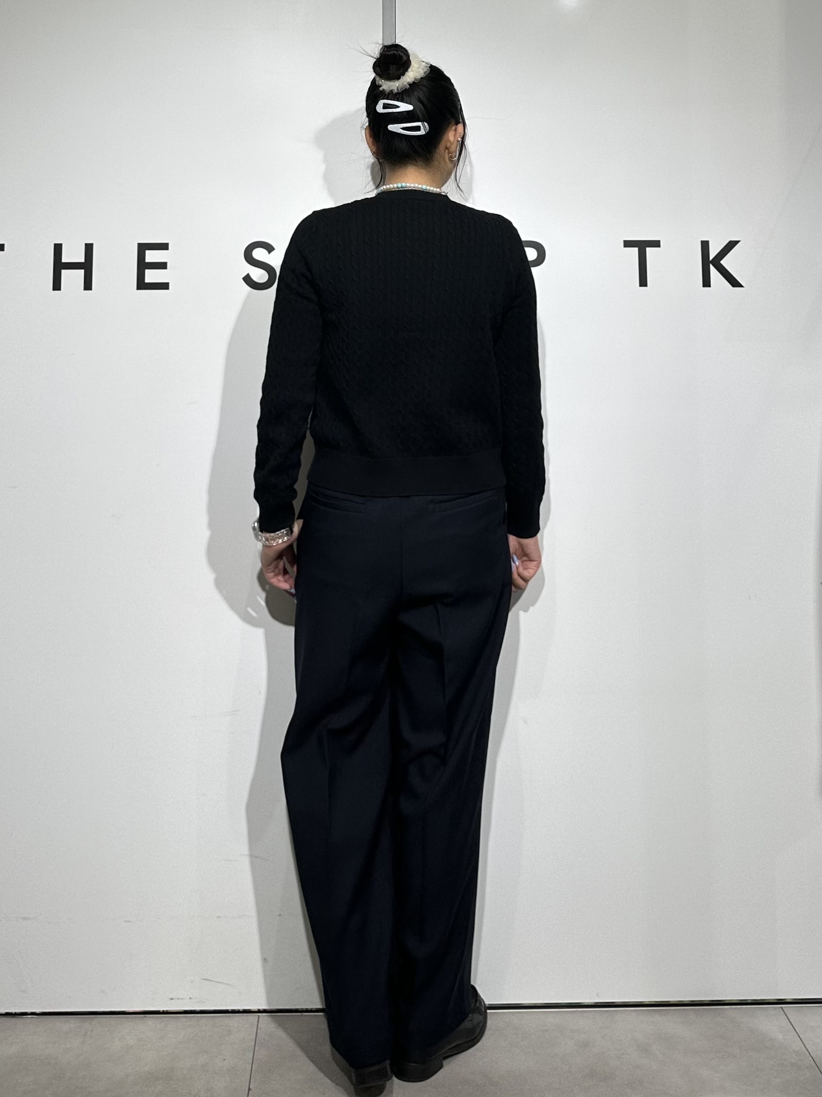 cottonさんの「THE SHOP TK｜POLO BCS/ケーブルクルーカーディガン」を使ったコーディネート