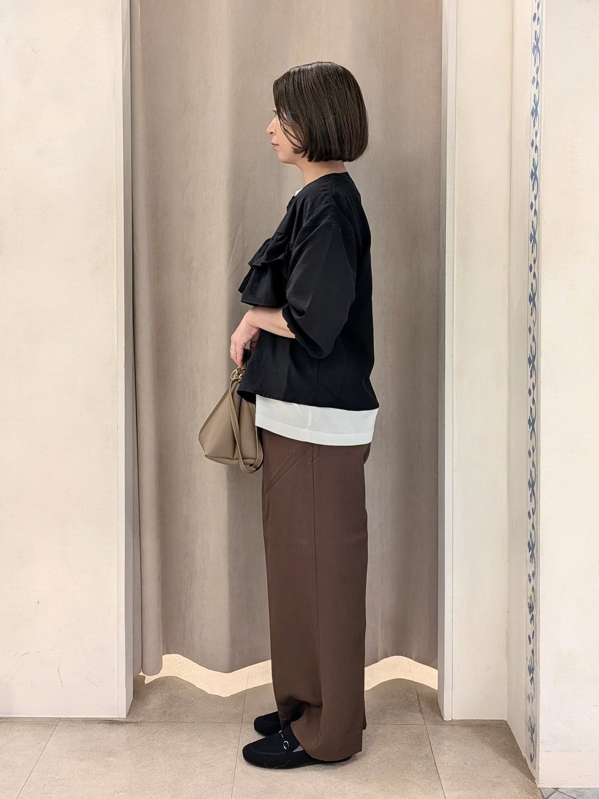 junさんの「SHOO･LA･RUE｜【S-LL/洗濯機可】1枚で華やか ティアードフリルブラウス」を使ったコーディネート