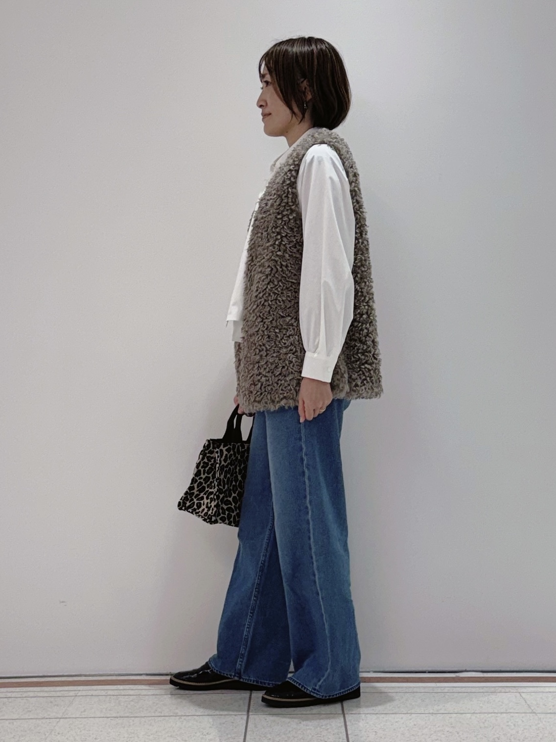 mikaさんの「INDIVI｜【羽織るだけでお洒落】カールエコファー ジレ」を使ったコーディネート