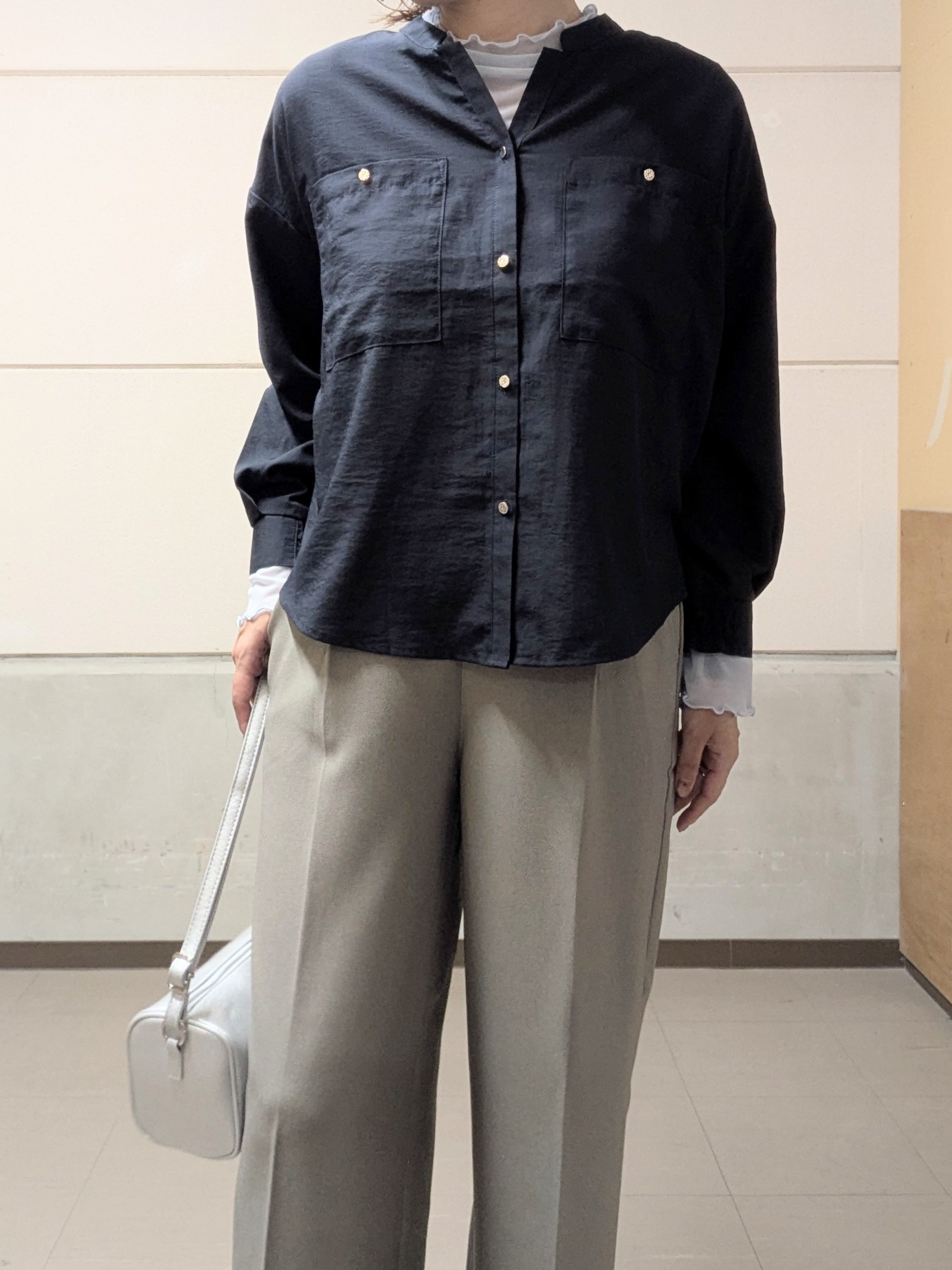 miyuさんの「SHOO･LA･RUE｜【洗濯後しわになりにくい/S-LL】こなれ見え ゆるっと キーネック金ボタンポケットシャツ」を使ったコーディネート