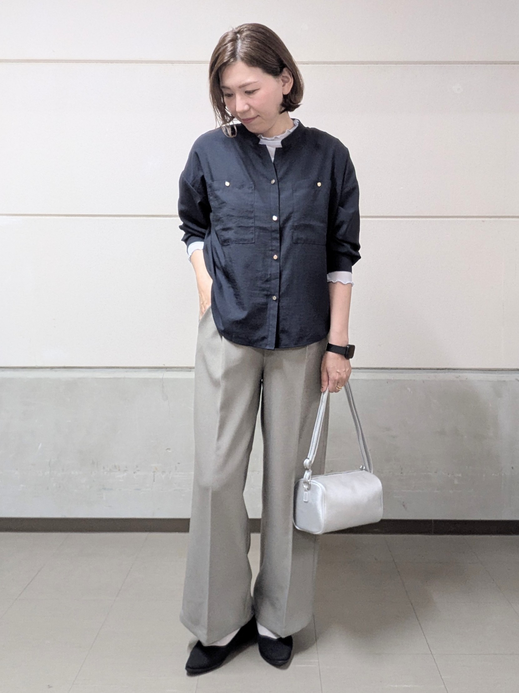miyuさんの「SHOO･LA･RUE｜【洗濯後しわになりにくい/S-LL】こなれ見え ゆるっと キーネック金ボタンポケットシャツ」を使ったコーディネート