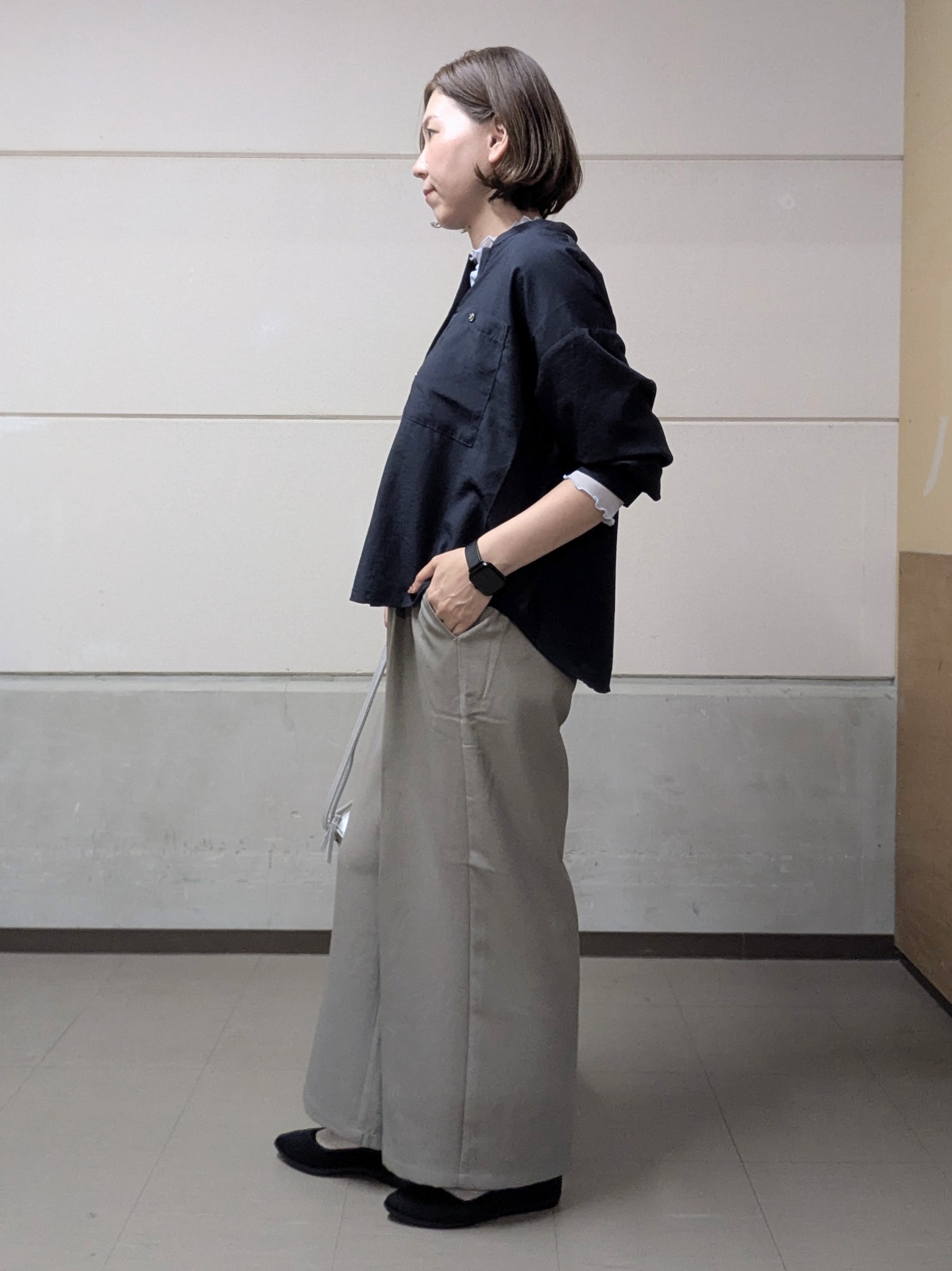miyuさんの「SHOO･LA･RUE｜【洗濯後しわになりにくい/S-LL】こなれ見え ゆるっと キーネック金ボタンポケットシャツ」を使ったコーディネート