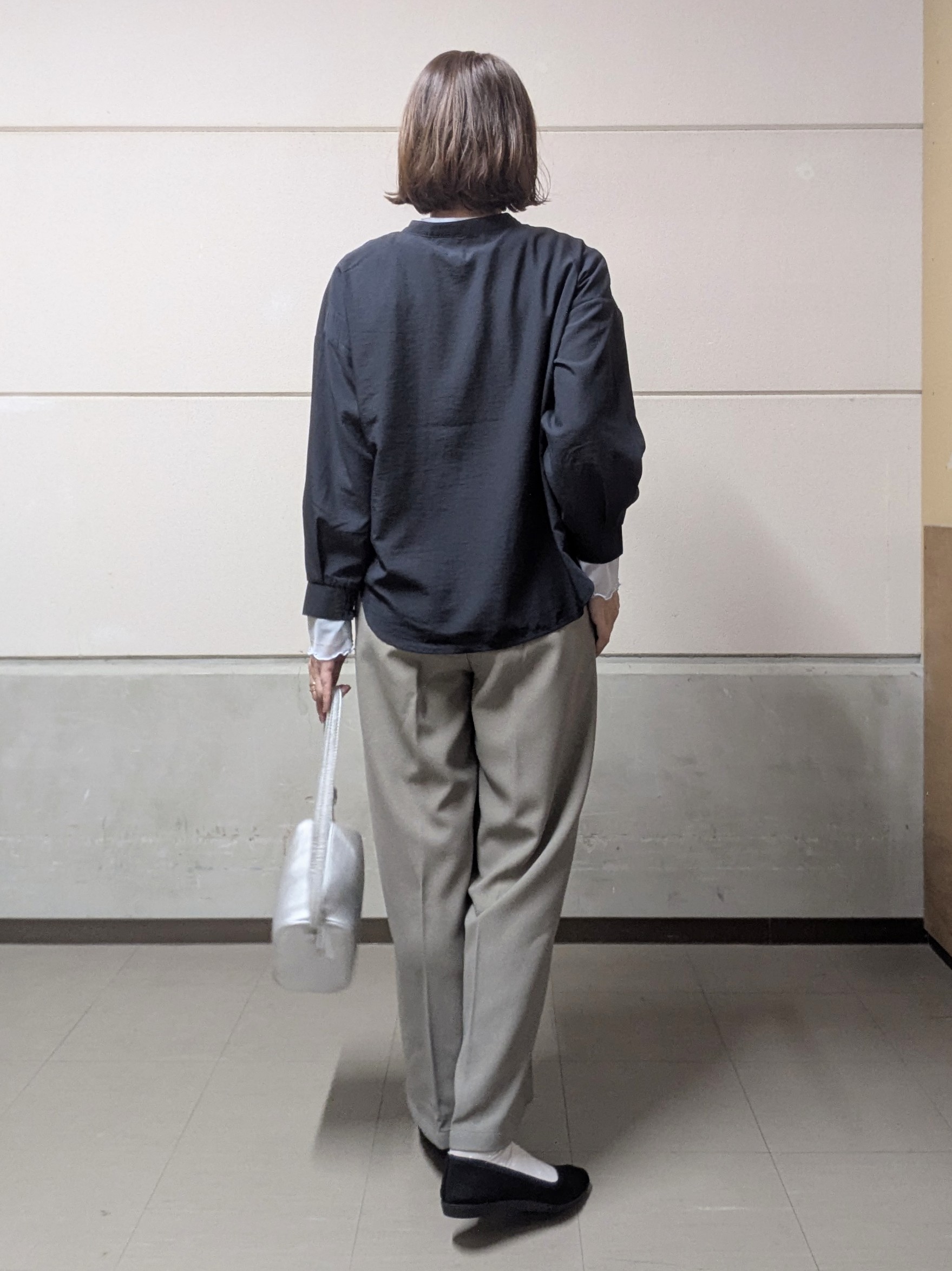 miyuさんの「SHOO･LA･RUE｜【洗濯後しわになりにくい/S-LL】こなれ見え ゆるっと キーネック金ボタンポケットシャツ」を使ったコーディネート