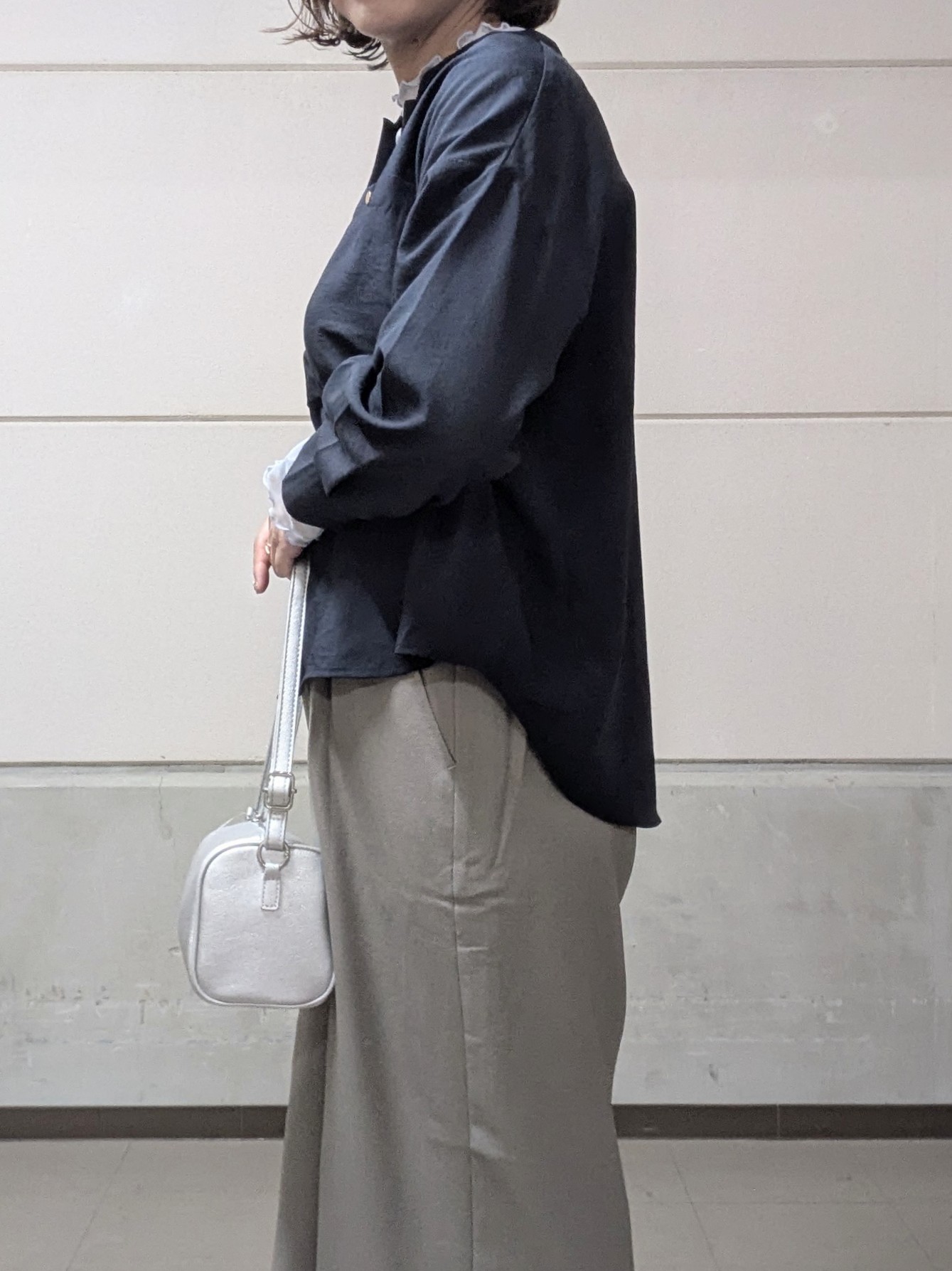 miyuさんの「SHOO･LA･RUE｜【洗濯後しわになりにくい/S-LL】こなれ見え ゆるっと キーネック金ボタンポケットシャツ」を使ったコーディネート