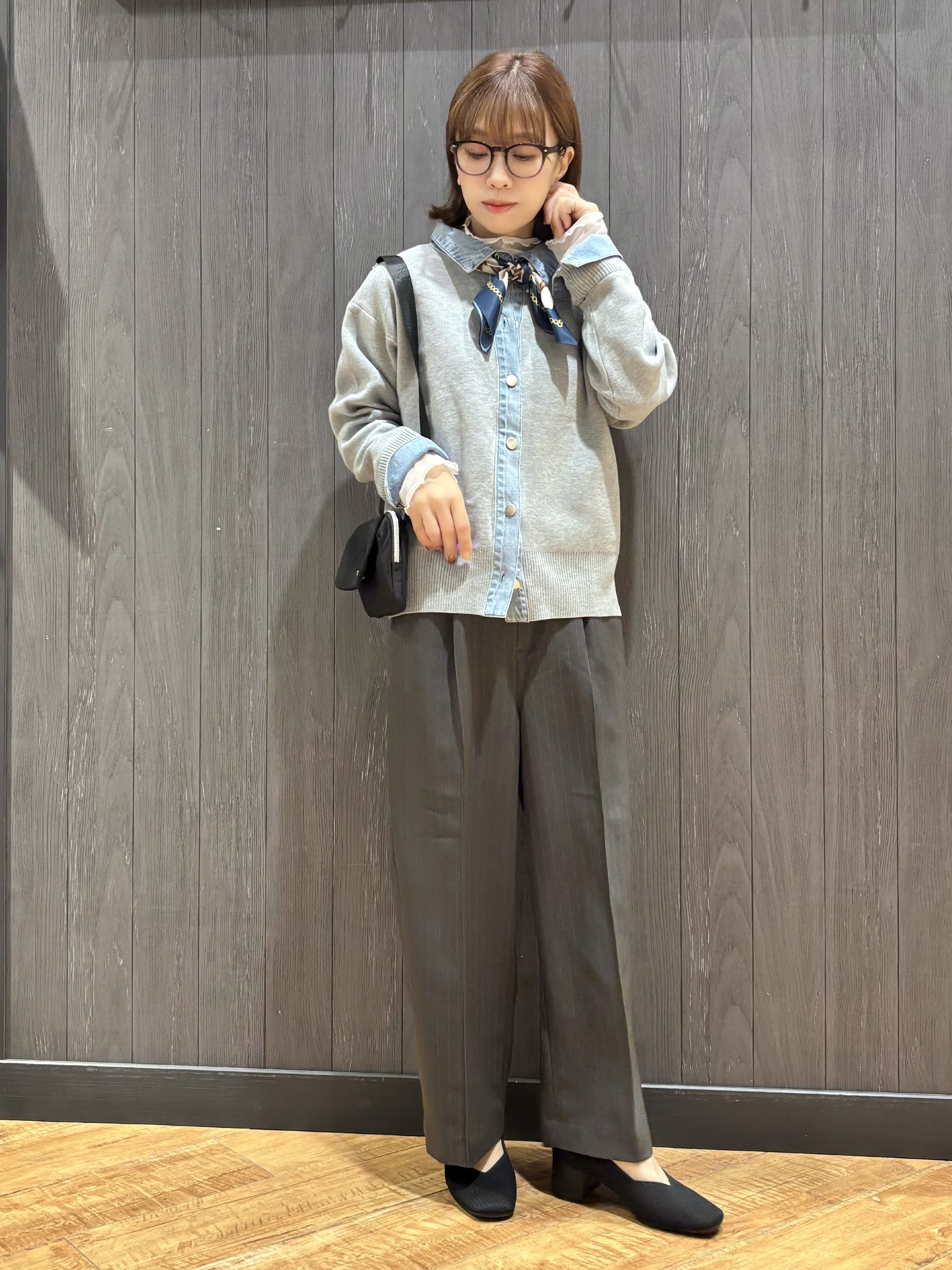 meiさんの「SHOO･LA･RUE｜【S-LL/洗濯機可】デニム／チェック切替でこなれ見え 金ボタンニットカーディガン」を使ったコーディネート