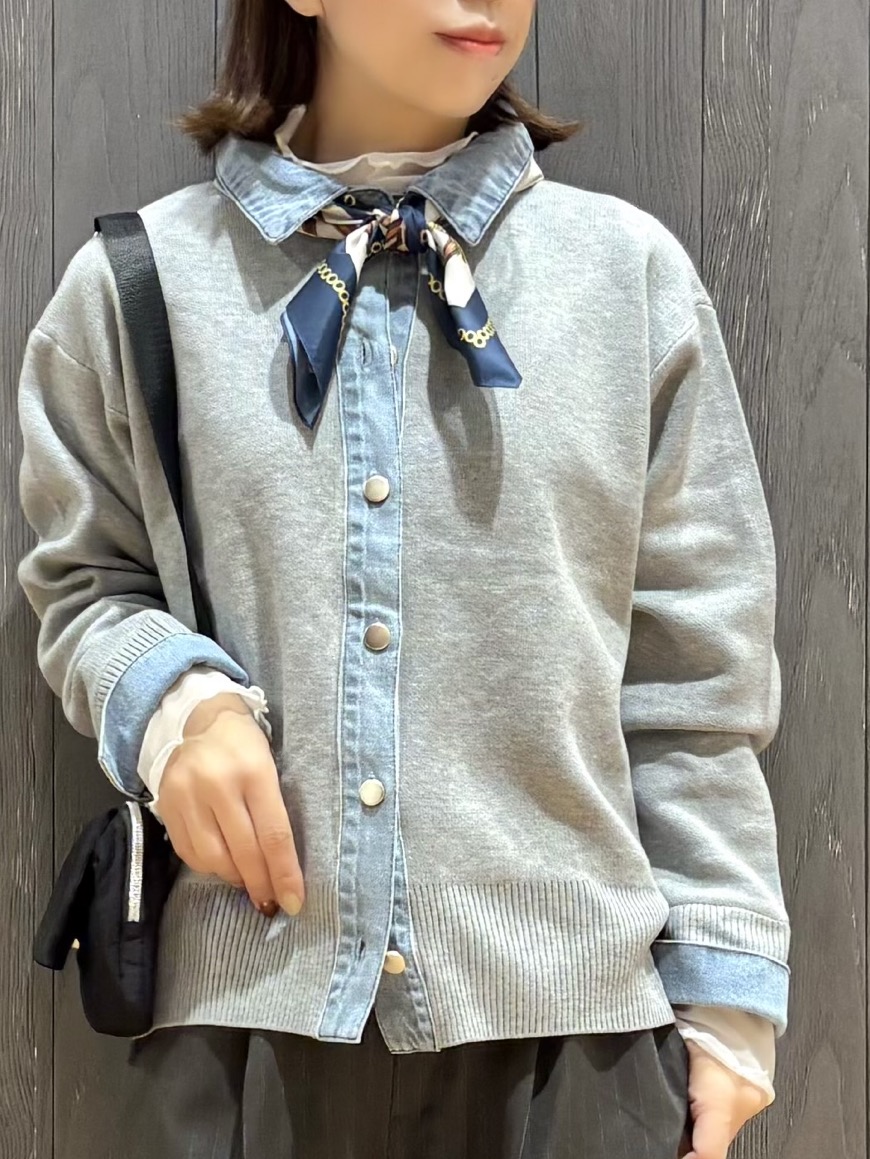 meiさんの「SHOO･LA･RUE｜【S-LL/洗濯機可】デニム／チェック切替でこなれ見え 金ボタンニットカーディガン」を使ったコーディネート