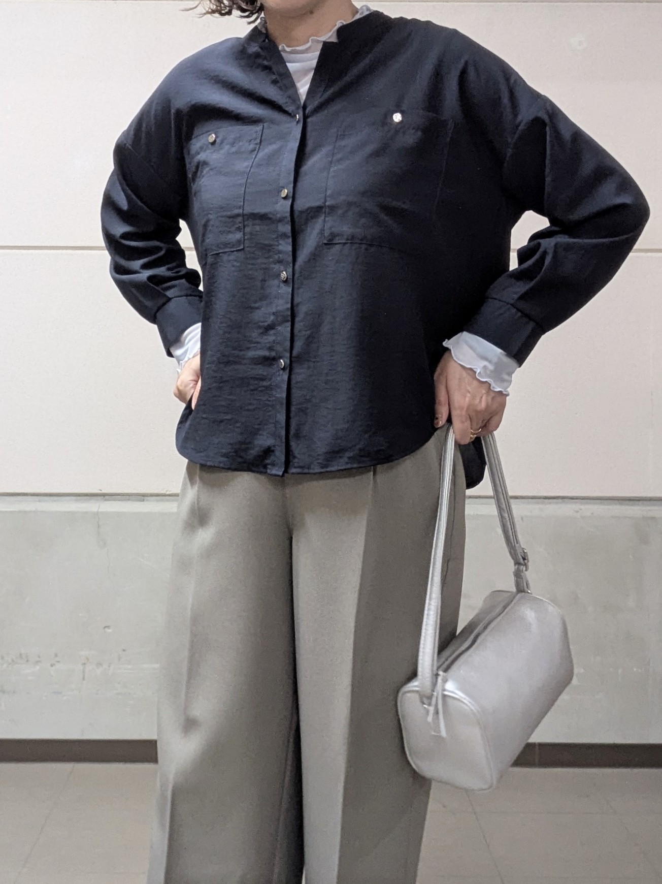 miyuさんの「SHOO･LA･RUE｜【洗濯後しわになりにくい/S-LL】こなれ見え ゆるっと キーネック金ボタンポケットシャツ」を使ったコーディネート