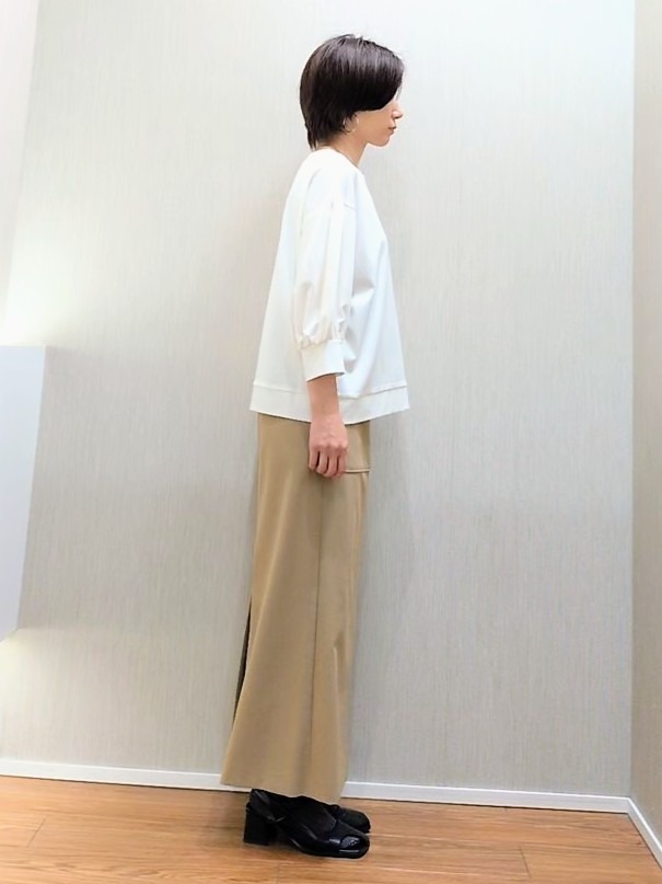 ミズタさんの「UNTITLED｜【楽にきれい見え/体型カバー】パフスリーブジャージトップス」を使ったコーディネート