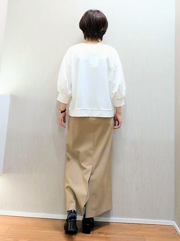 ミズタさんの「UNTITLED｜【楽にきれい見え/体型カバー】パフスリーブジャージトップス」を使ったコーディネート