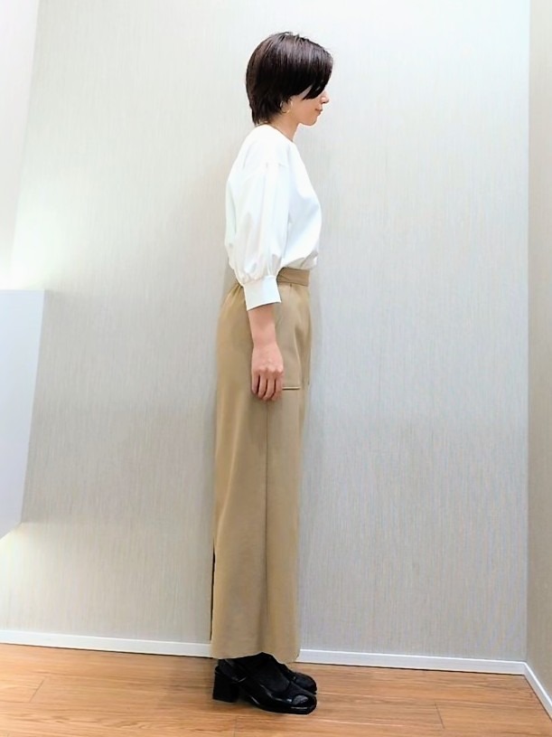 ミズタさんの「UNTITLED｜【楽にきれい見え/体型カバー】パフスリーブジャージトップス」を使ったコーディネート