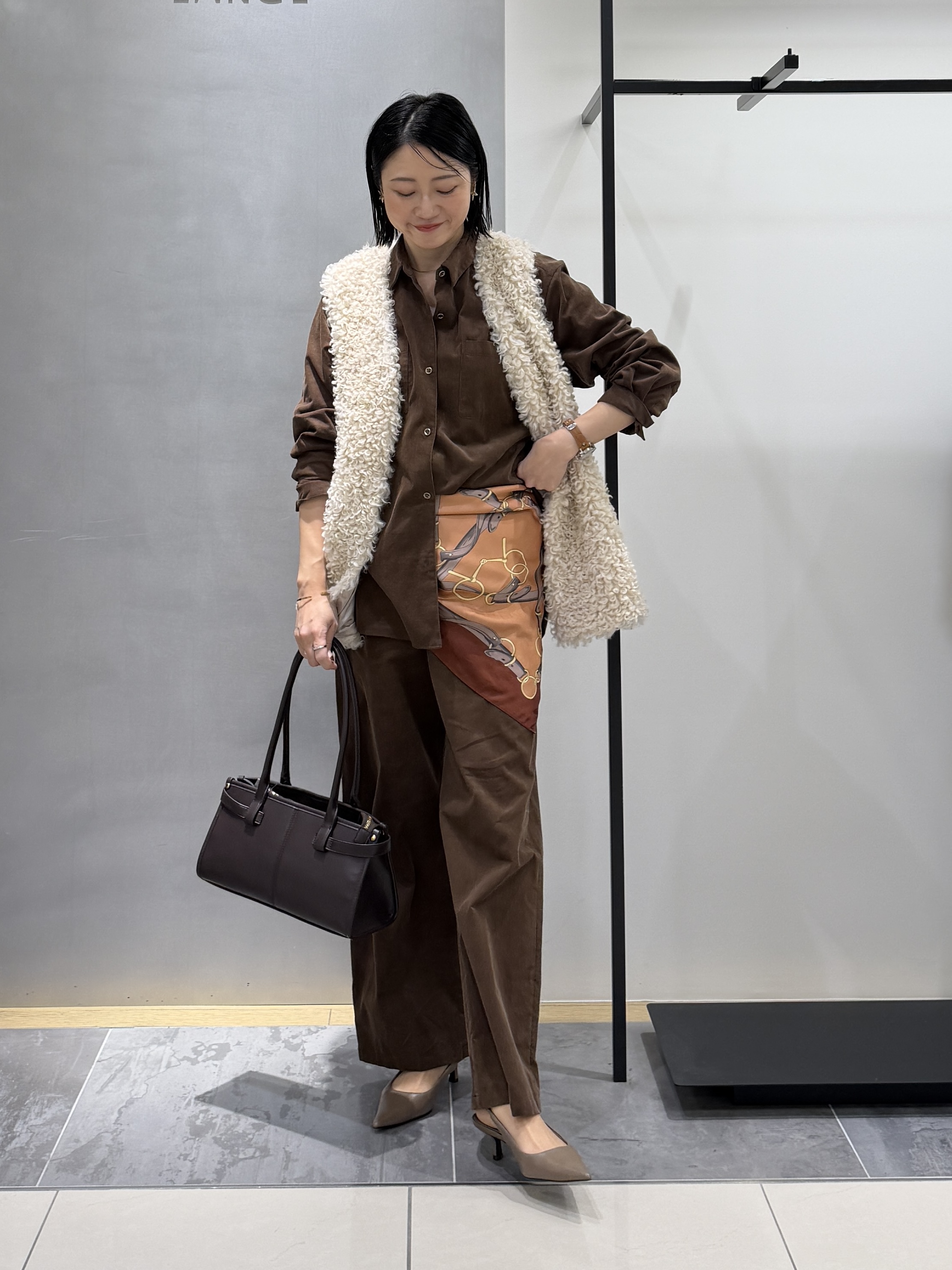shihoさんの「INDIVI｜【羽織るだけでお洒落】カールエコファー ジレ」を使ったコーディネート