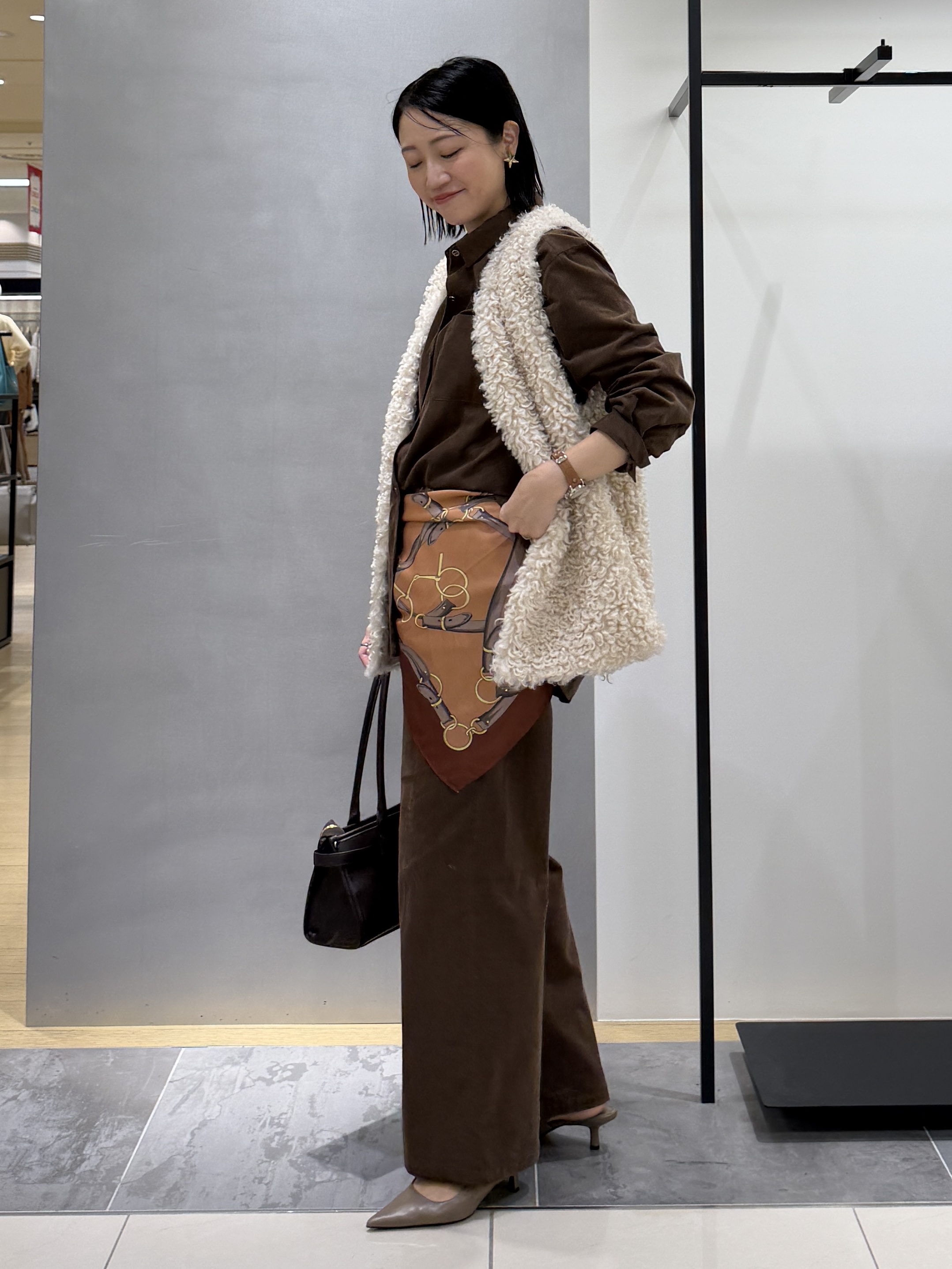 shihoさんの「INDIVI｜【羽織るだけでお洒落】カールエコファー ジレ」を使ったコーディネート