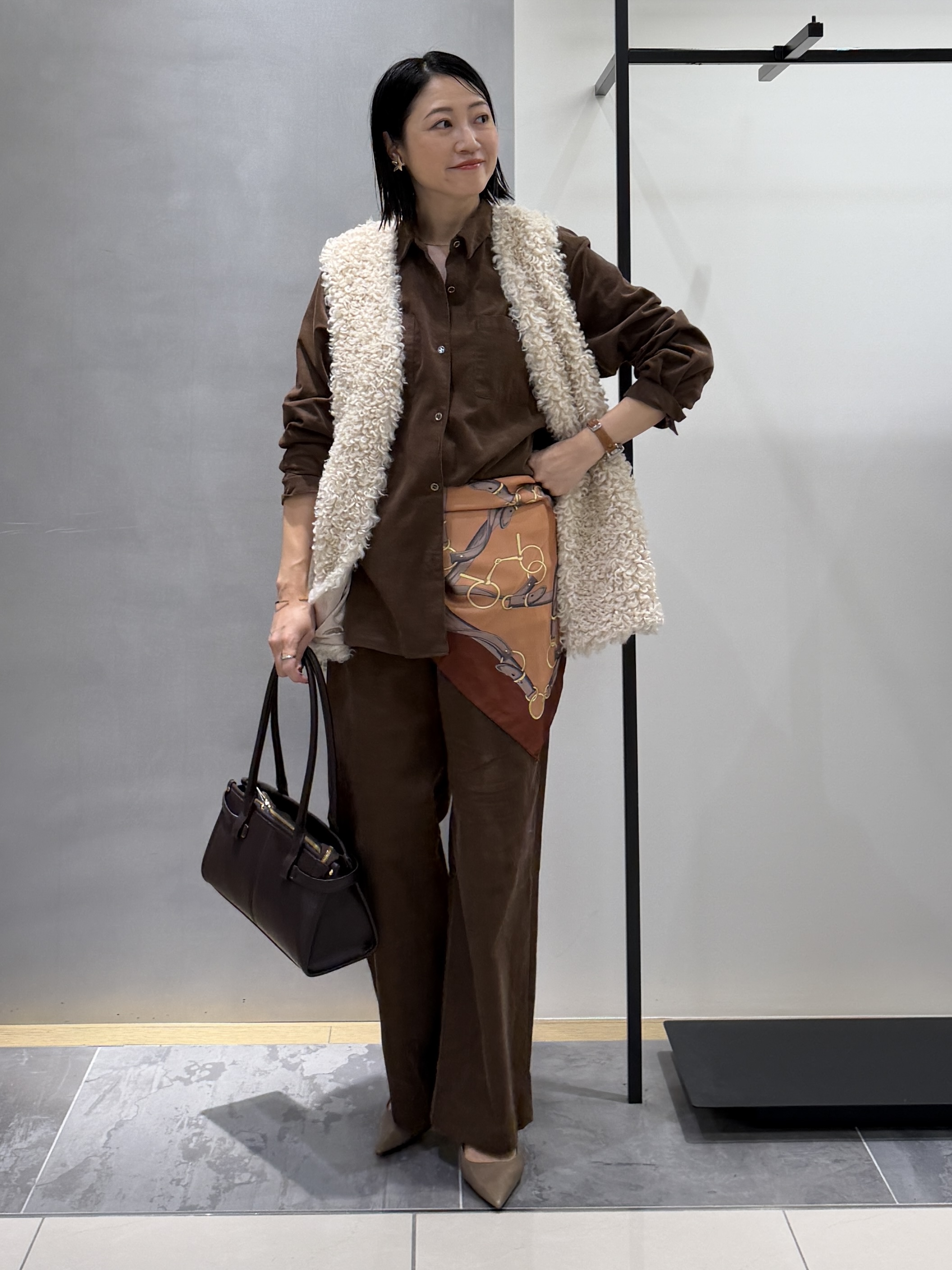 shihoさんの「INDIVI｜【羽織るだけでお洒落】カールエコファー ジレ」を使ったコーディネート