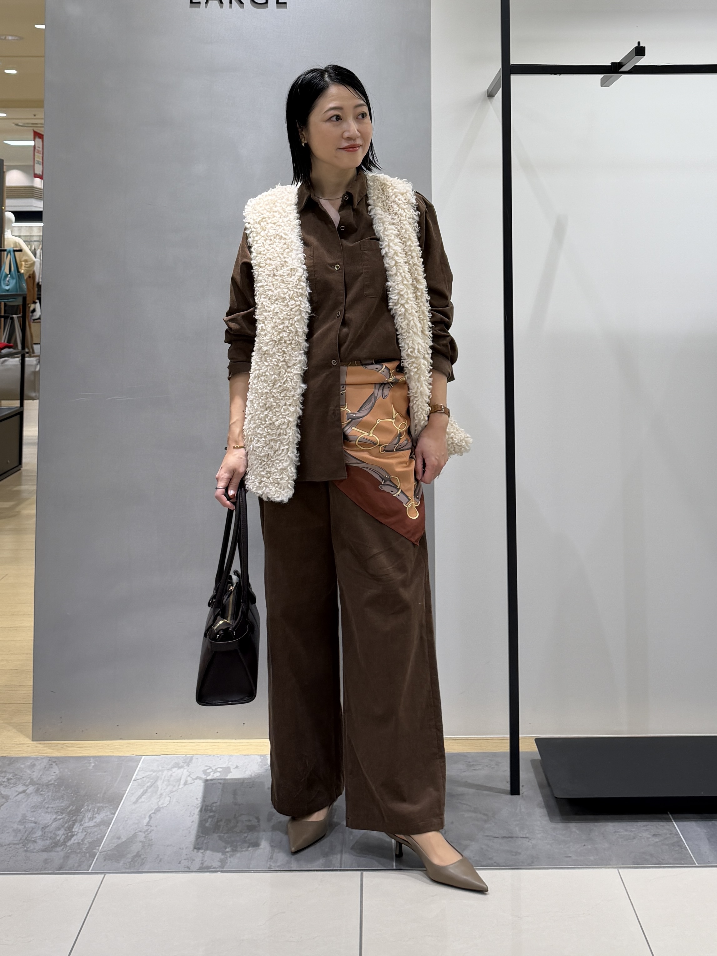 shihoさんの「INDIVI｜【羽織るだけでお洒落】カールエコファー ジレ」を使ったコーディネート