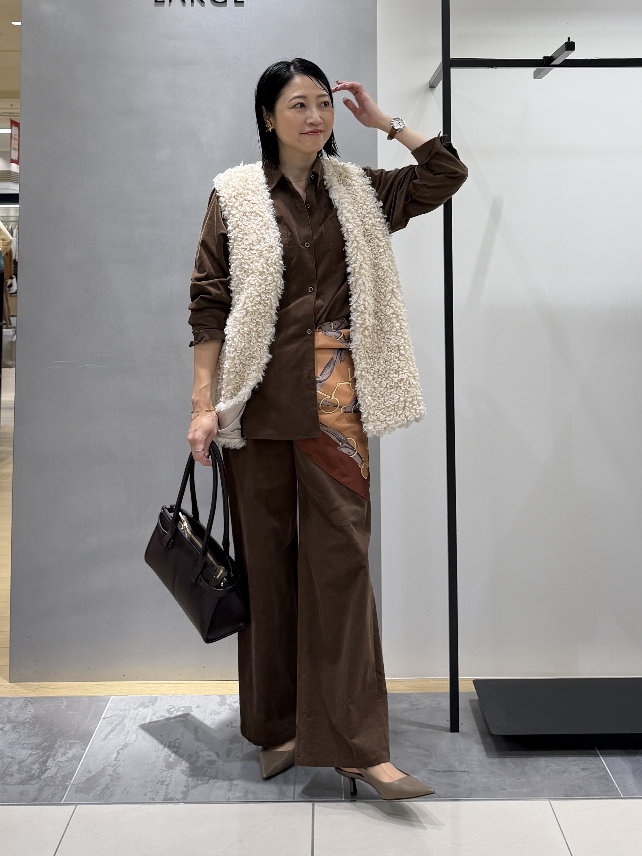 shihoさんの「INDIVI｜【羽織るだけでお洒落】カールエコファー ジレ」を使ったコーディネート