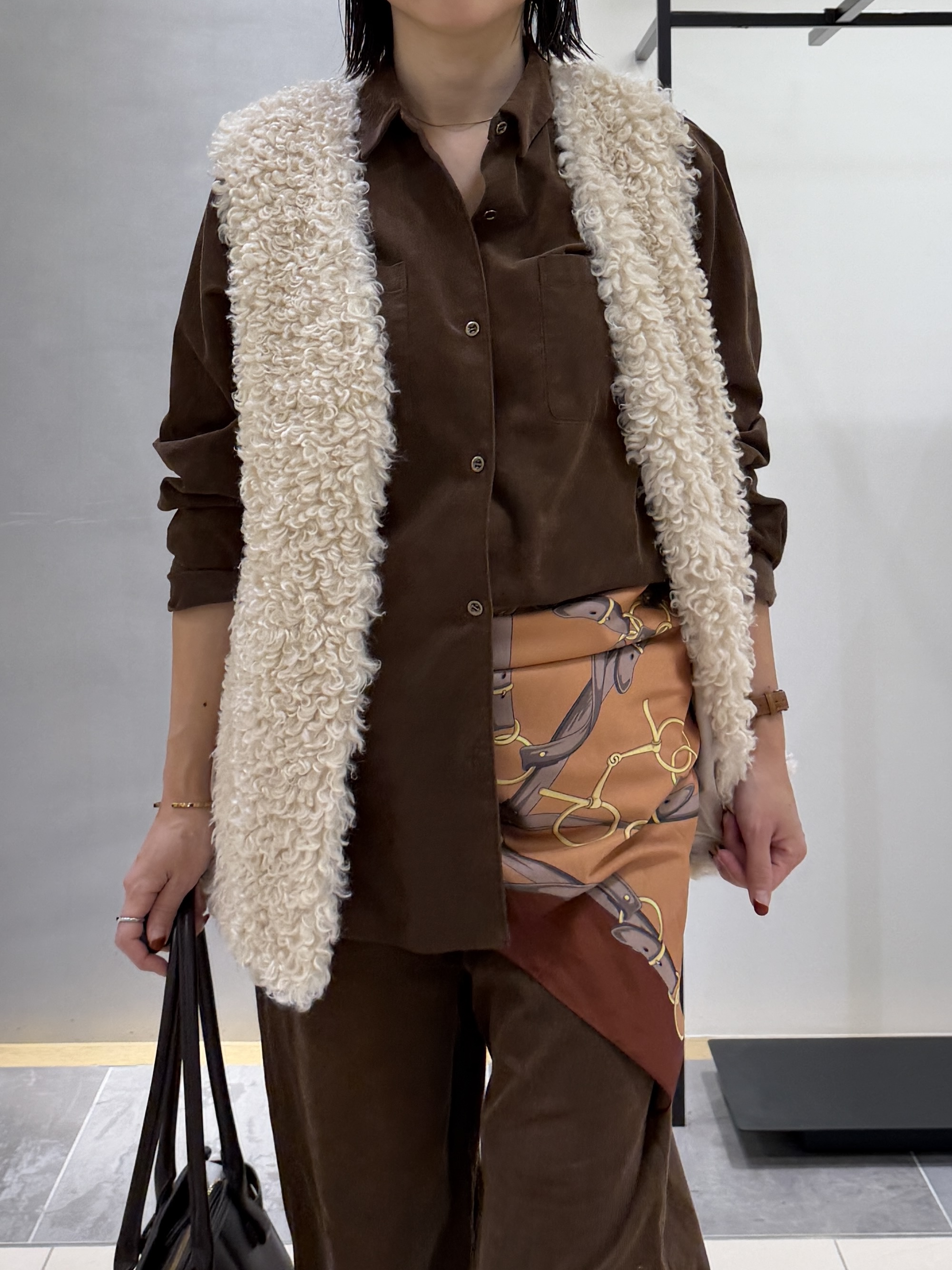 shihoさんの「INDIVI｜【羽織るだけでお洒落】カールエコファー ジレ」を使ったコーディネート