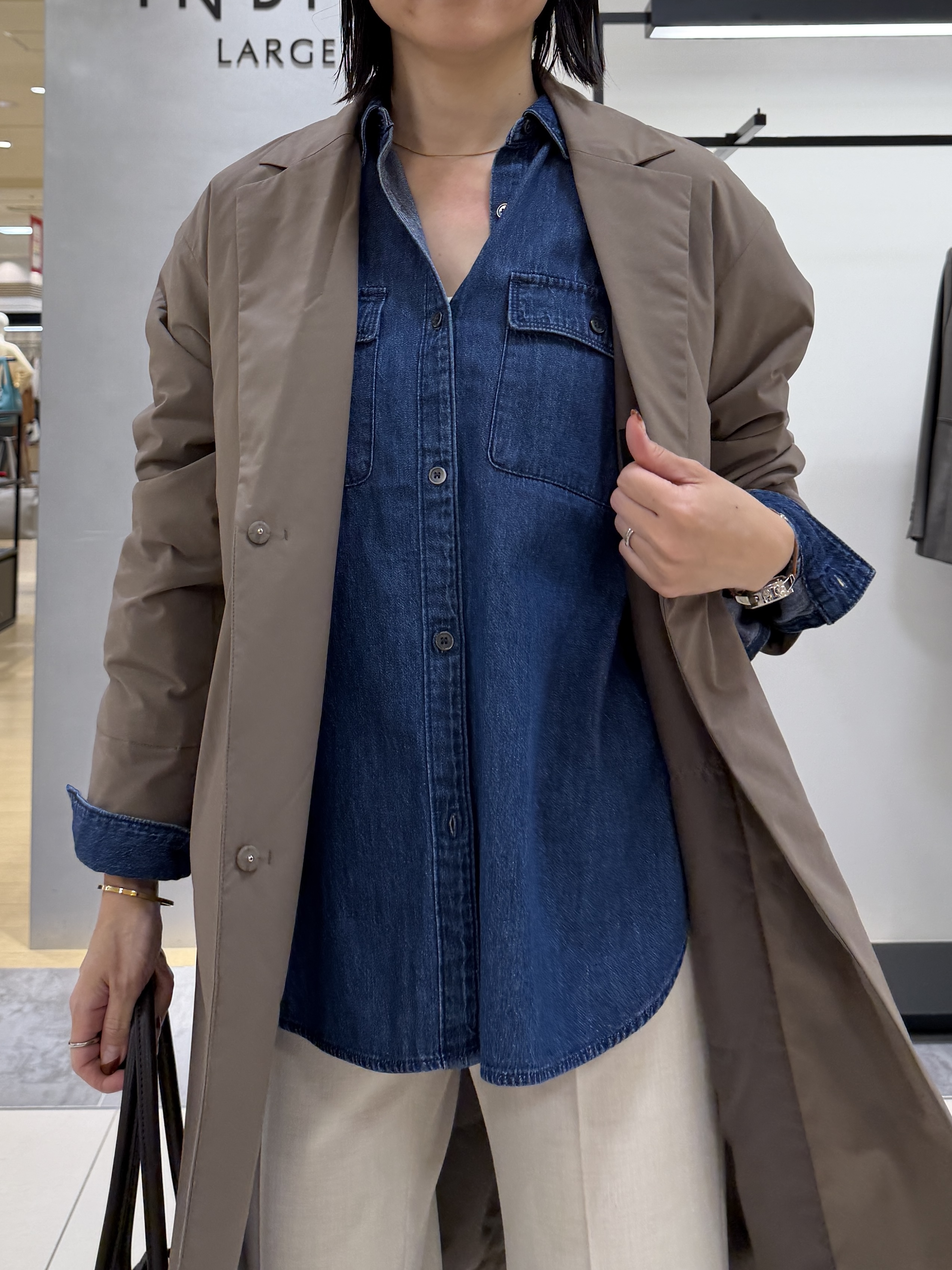 shihoさんの「INDIVI｜【洗える／体型カバー】ライトデニム ワークシャツ」を使ったコーディネート