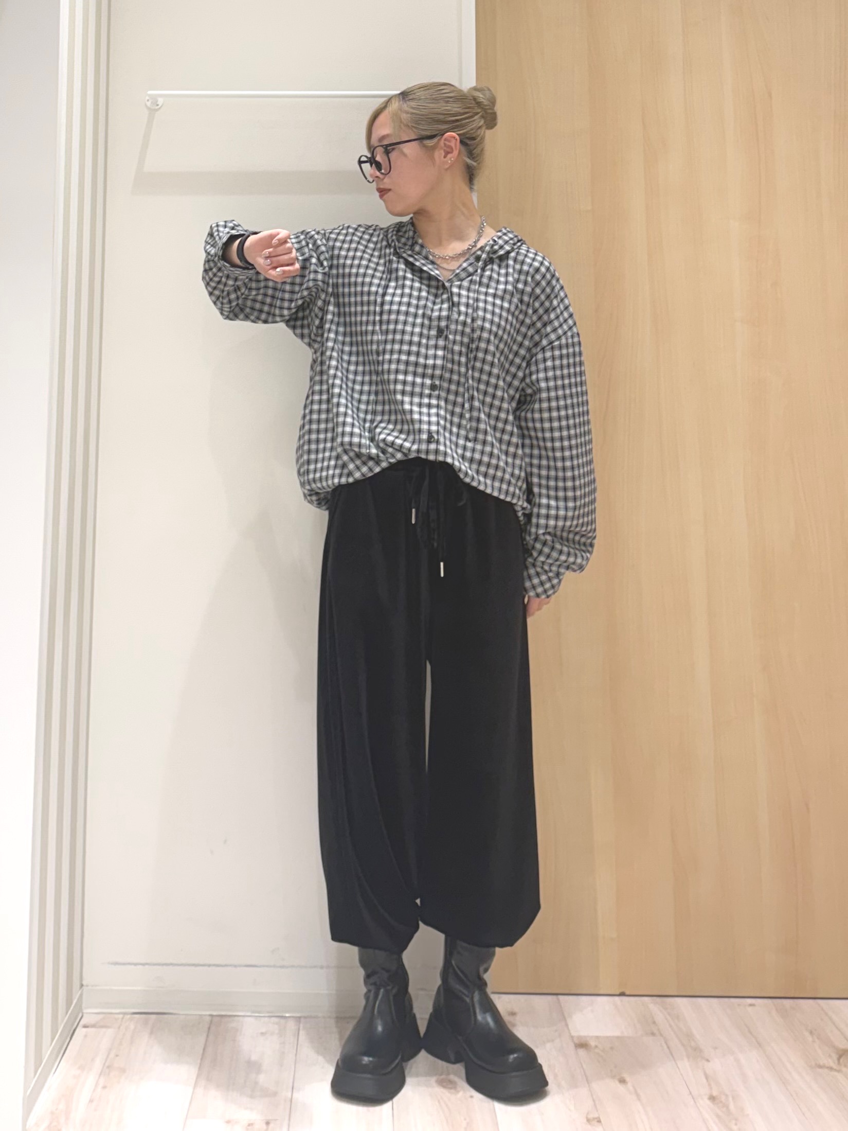 KAIRIさんの「SHOO･LA･RUE｜【S-LL/洗濯機可】大人カジュアルに。裾ドロスト フードチェックシャツ」を使ったコーディネート