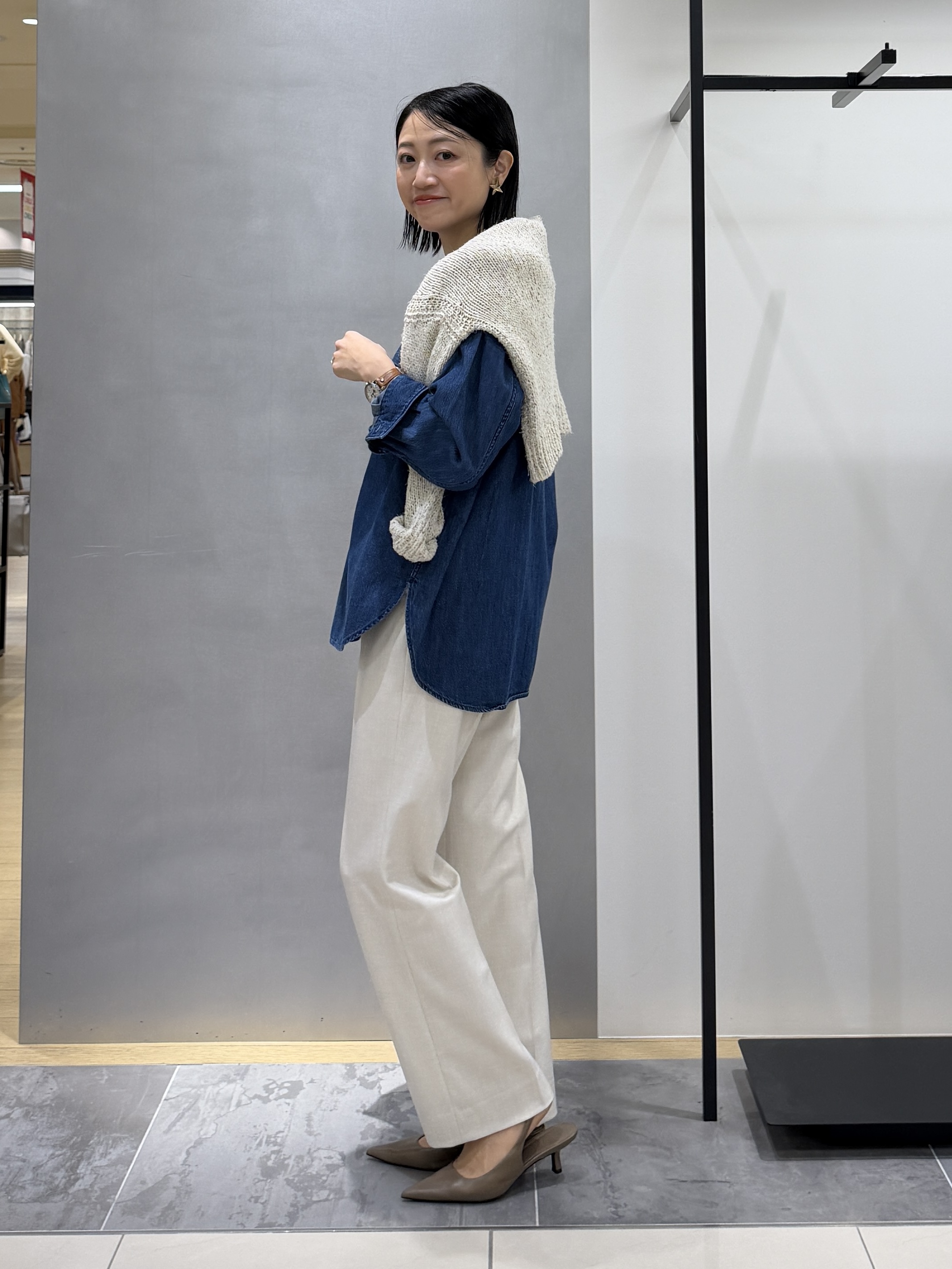 shihoさんの「INDIVI｜【洗える／体型カバー】ライトデニム ワークシャツ」を使ったコーディネート
