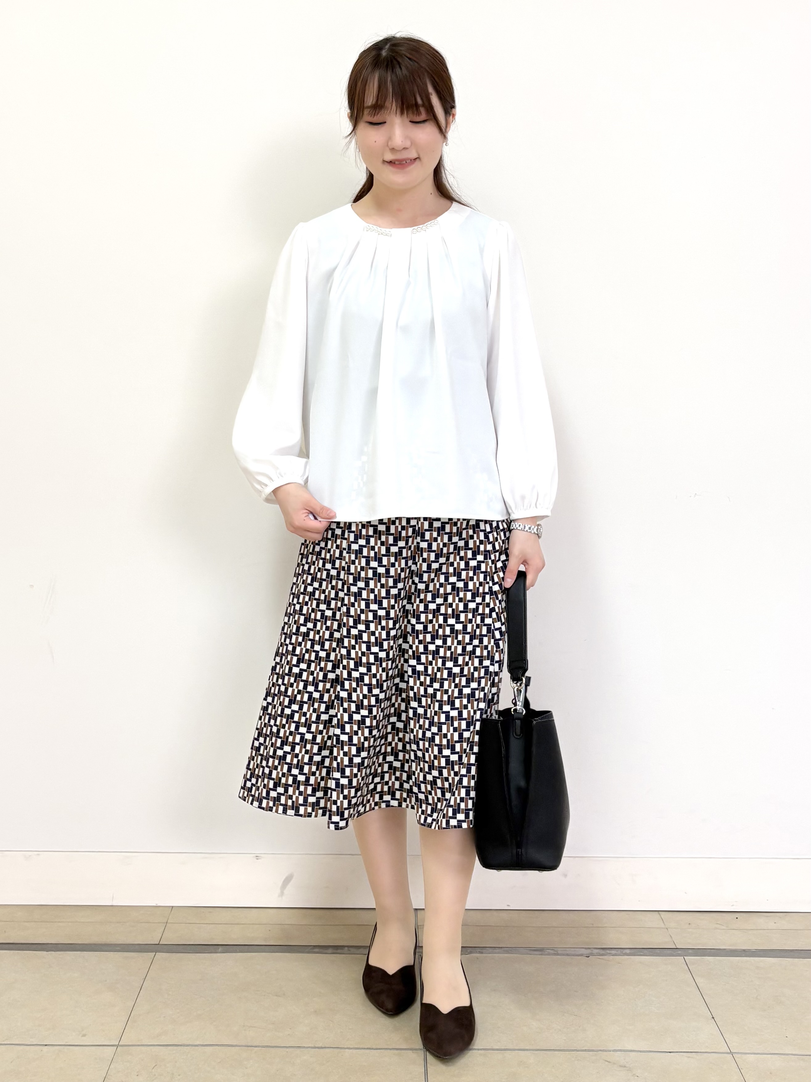 mikiさんの「Reflect｜【SS-4Lサイズ／通勤／セレモニー】パール調ボタンブラウス」を使ったコーディネート